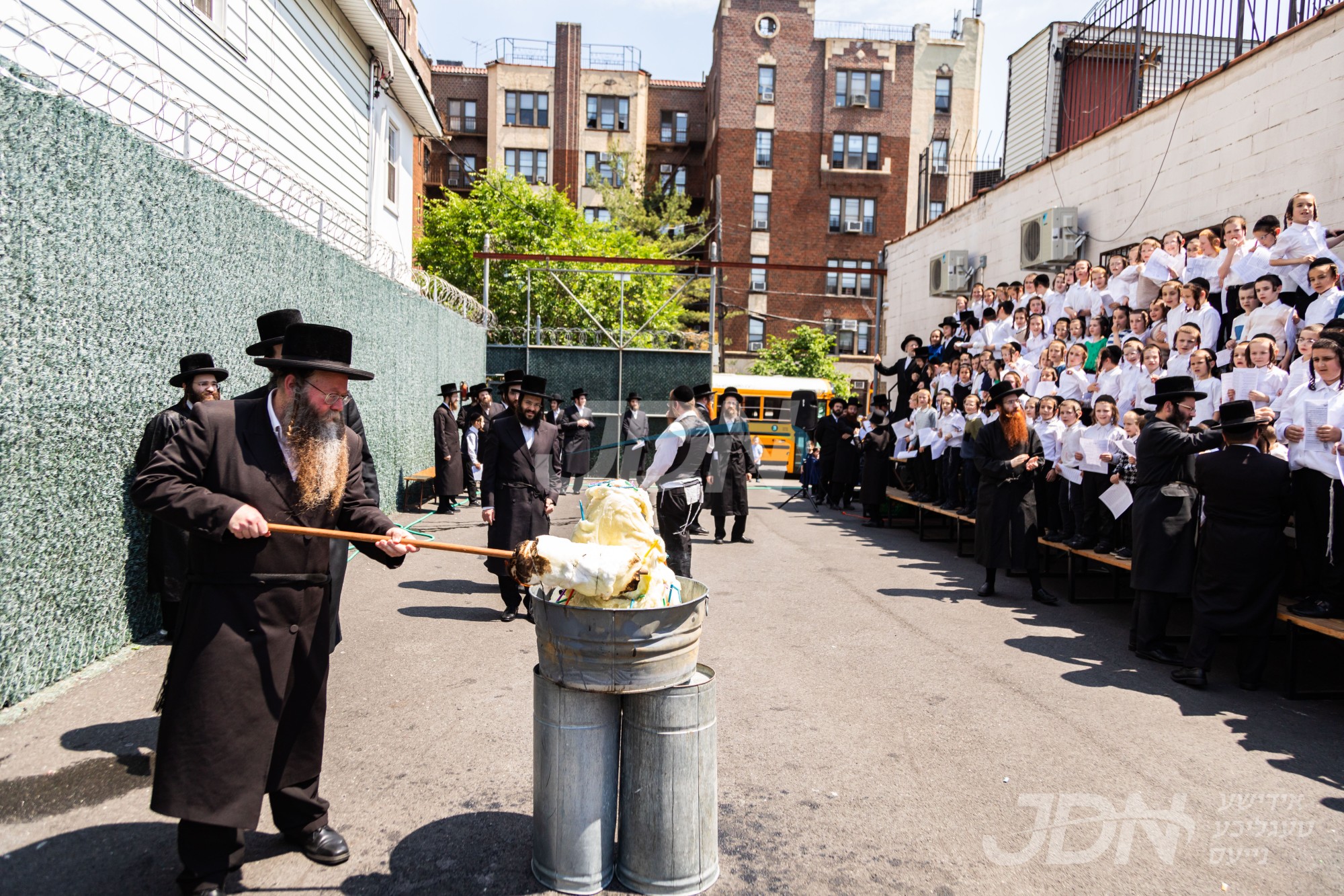 הדלקה ל&quot;ג בעומר אין תלמוד תורה צאנז אין בארא פארק