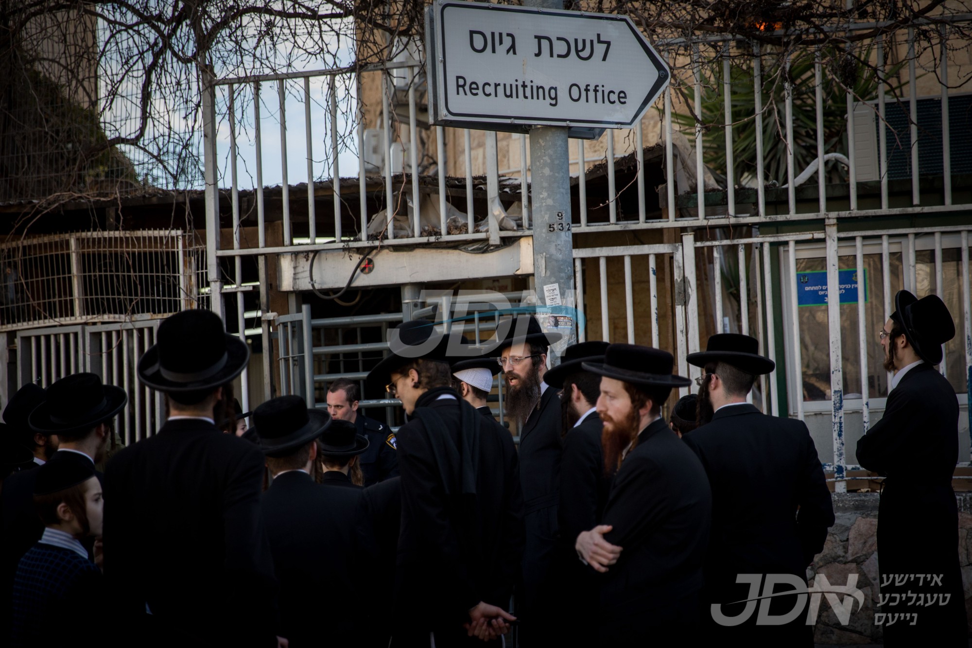 אדמורי&quot;ם וראשי ישיבות שטעלן ארויס איסור זיך צו שטעלן אין לשכת הגיוס