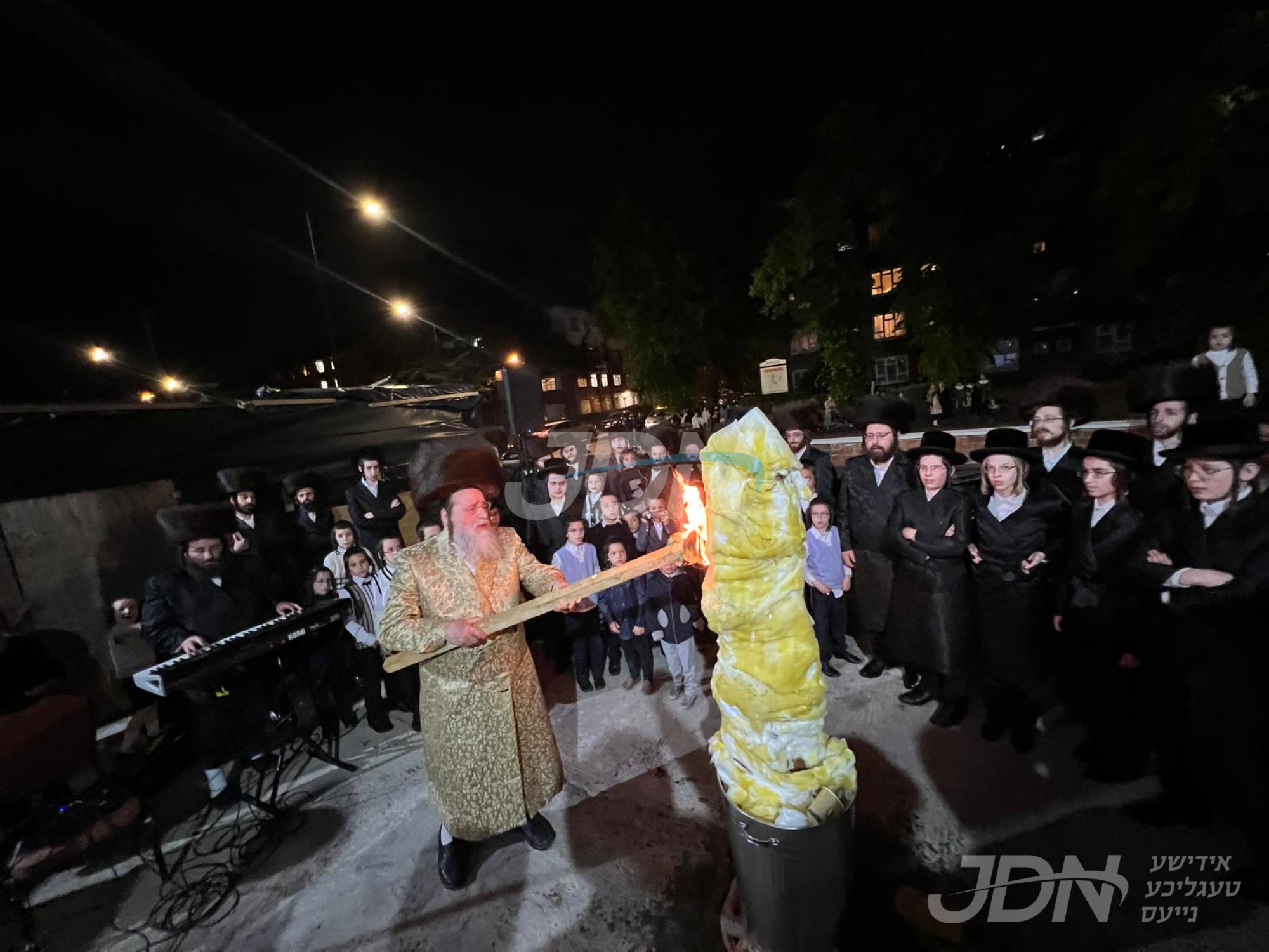 הדלקה ל&quot;ג בעומר אין חצר הקודש ליעזש