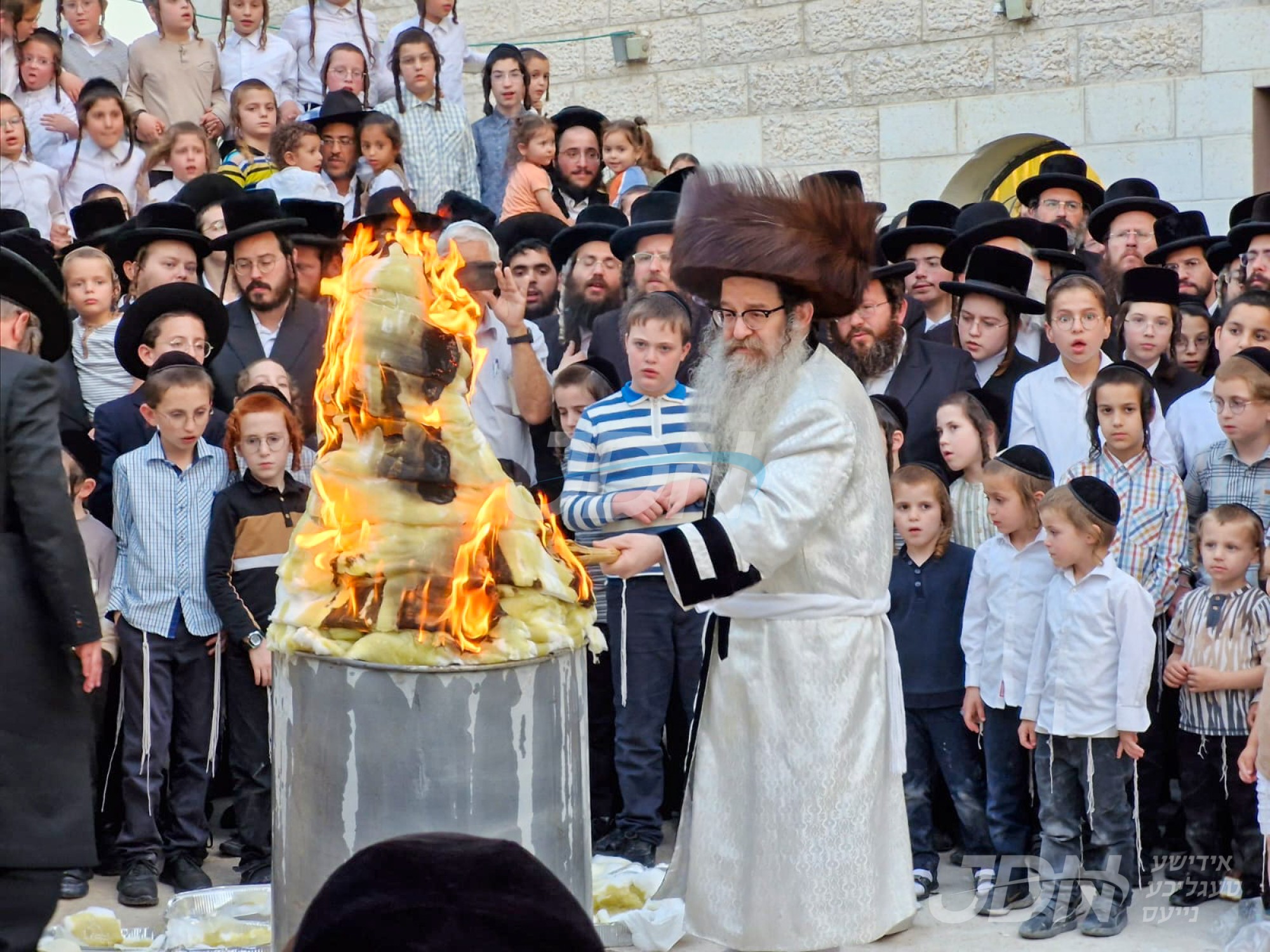 הדלקה ל&quot;ג בעומר אין חצר הקודש נדבורנה אלעד