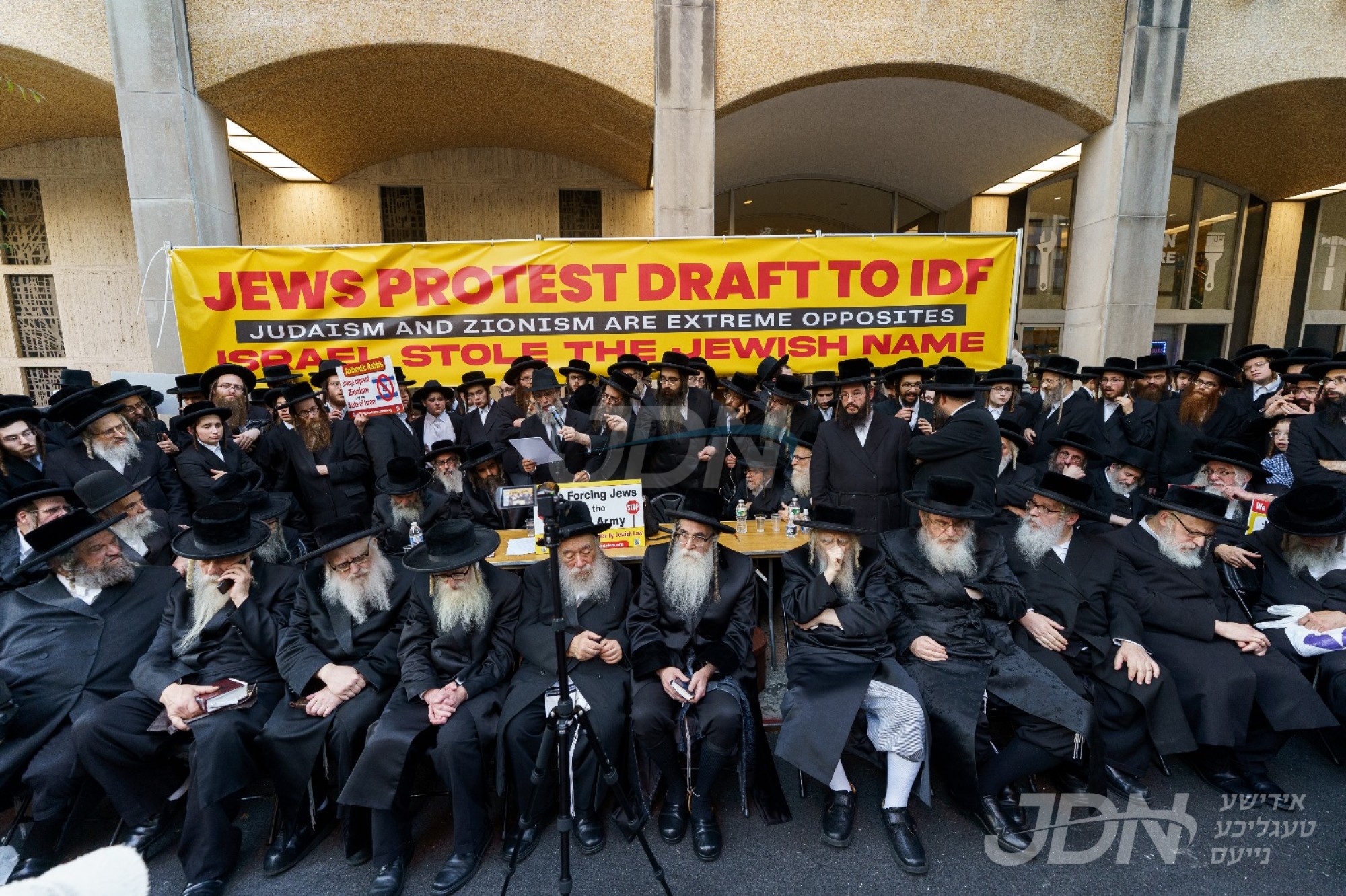 אלפי ישראל ביים פראטעסט אין שפיץ פון גדולי ומאורי ישראל אנטקעגן די ציוניסטישע מדינה און איר שרעקליכע גזירת גיוס