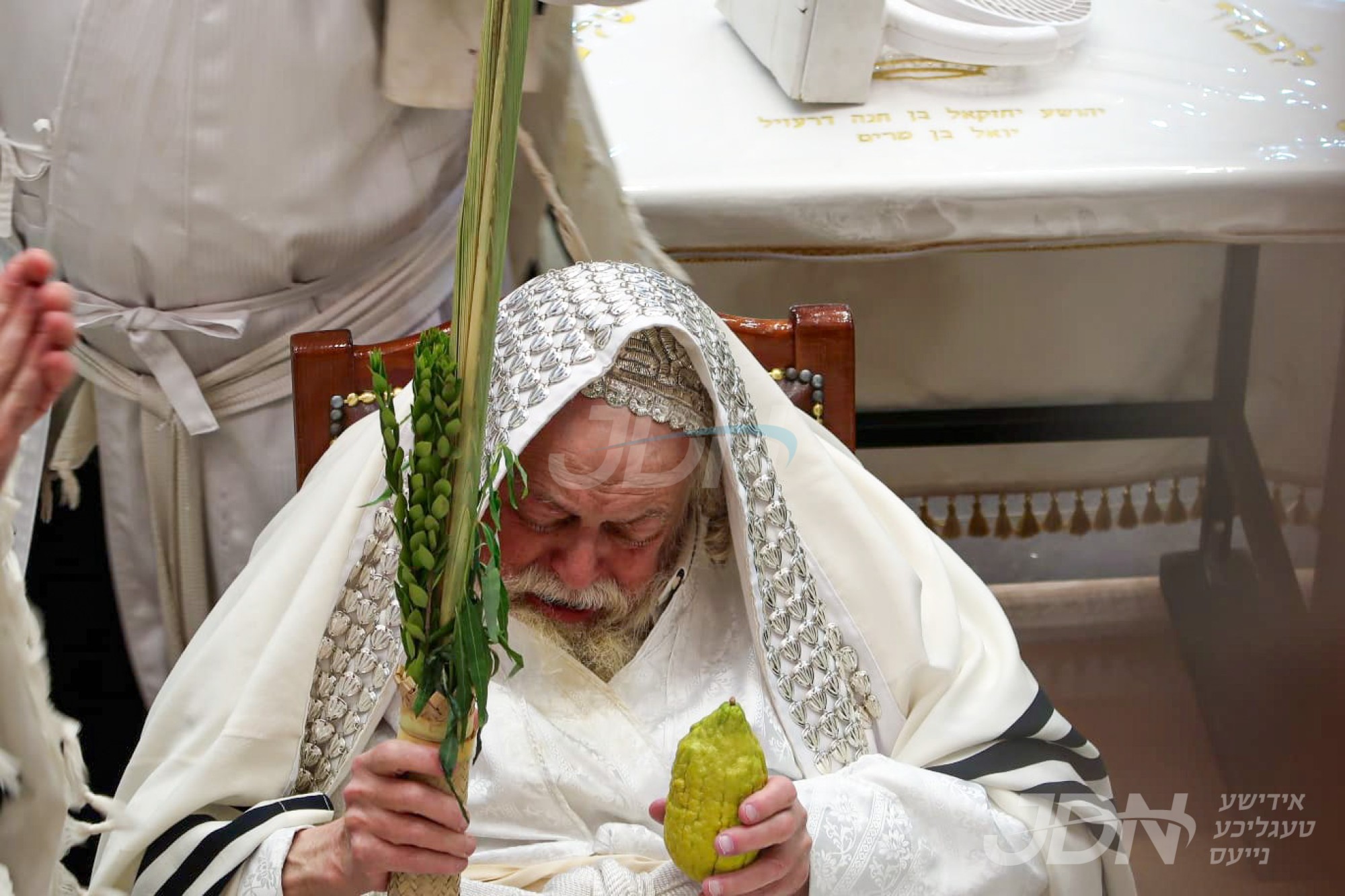 סוכות אין חצר הקודש תולדות אברהם יצחק