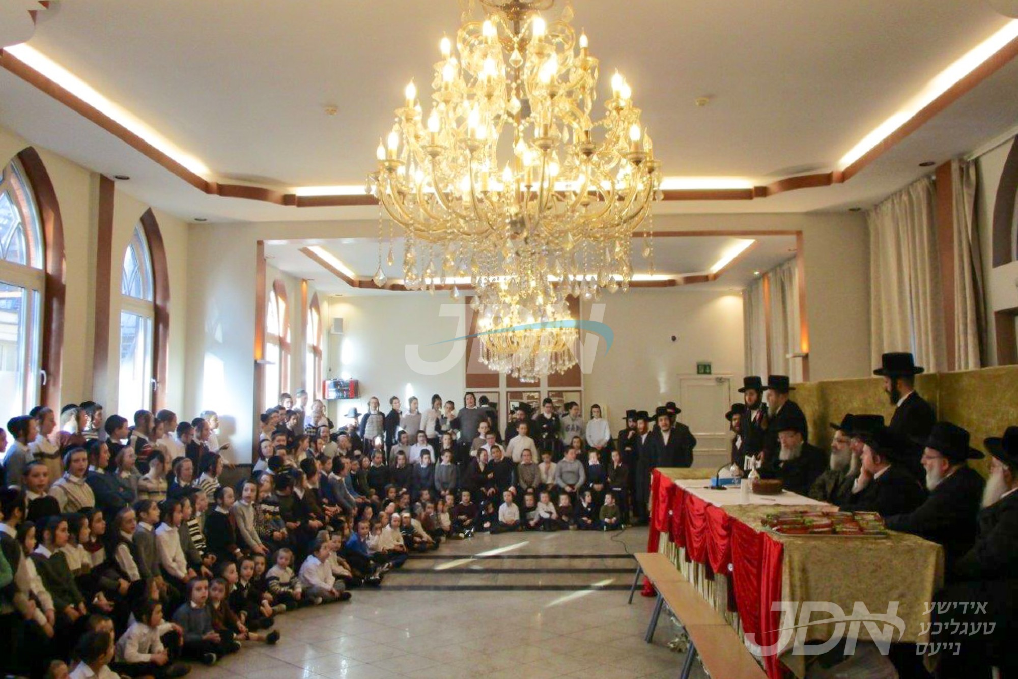 האדמו&quot;ר מוויזניץ בית שמש באזוכט אין תלמוד תורה וויזניץ אין אנטווערפן ‎