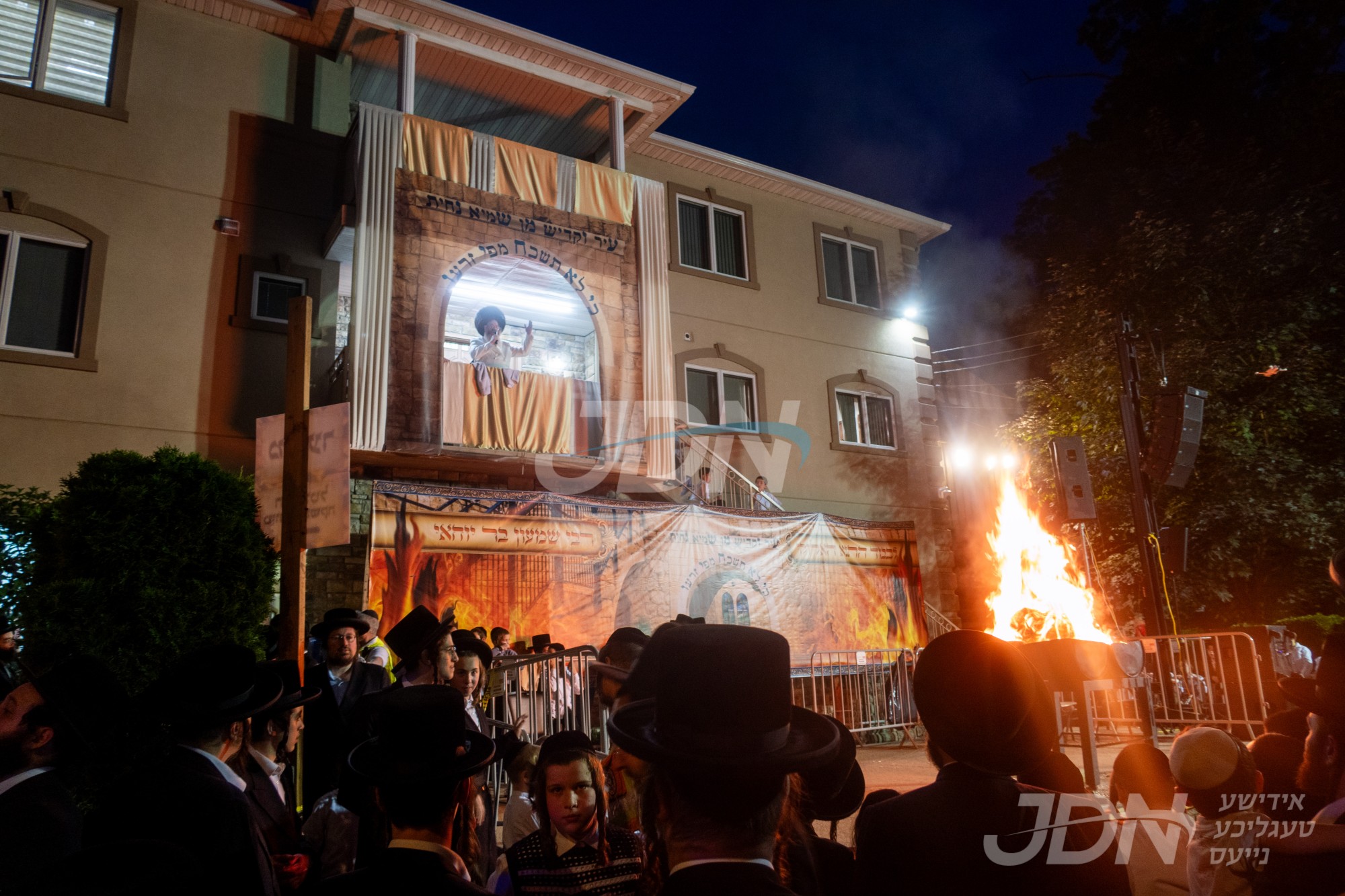 הדלקה און טיש ל&quot;ג בעומר אין חצר הקודש קאמאדא