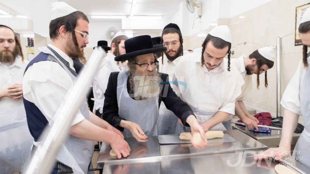 הגה"צ רבי נחמן בידערמאן ביים באקן מצות פאר יו"ט פסח