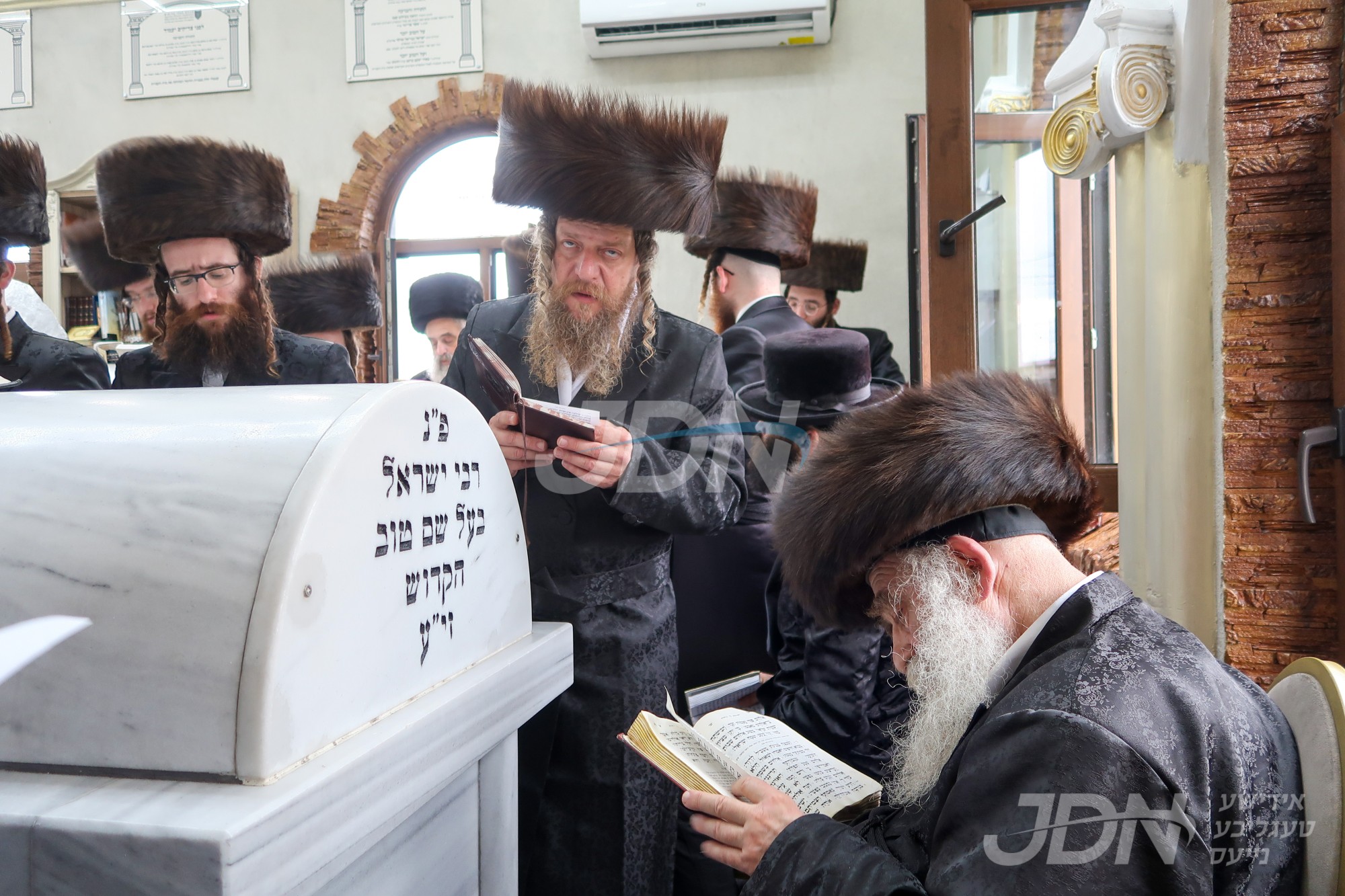 גאב&quot;ד מאקאווא שבועות אין מעזיבוזש