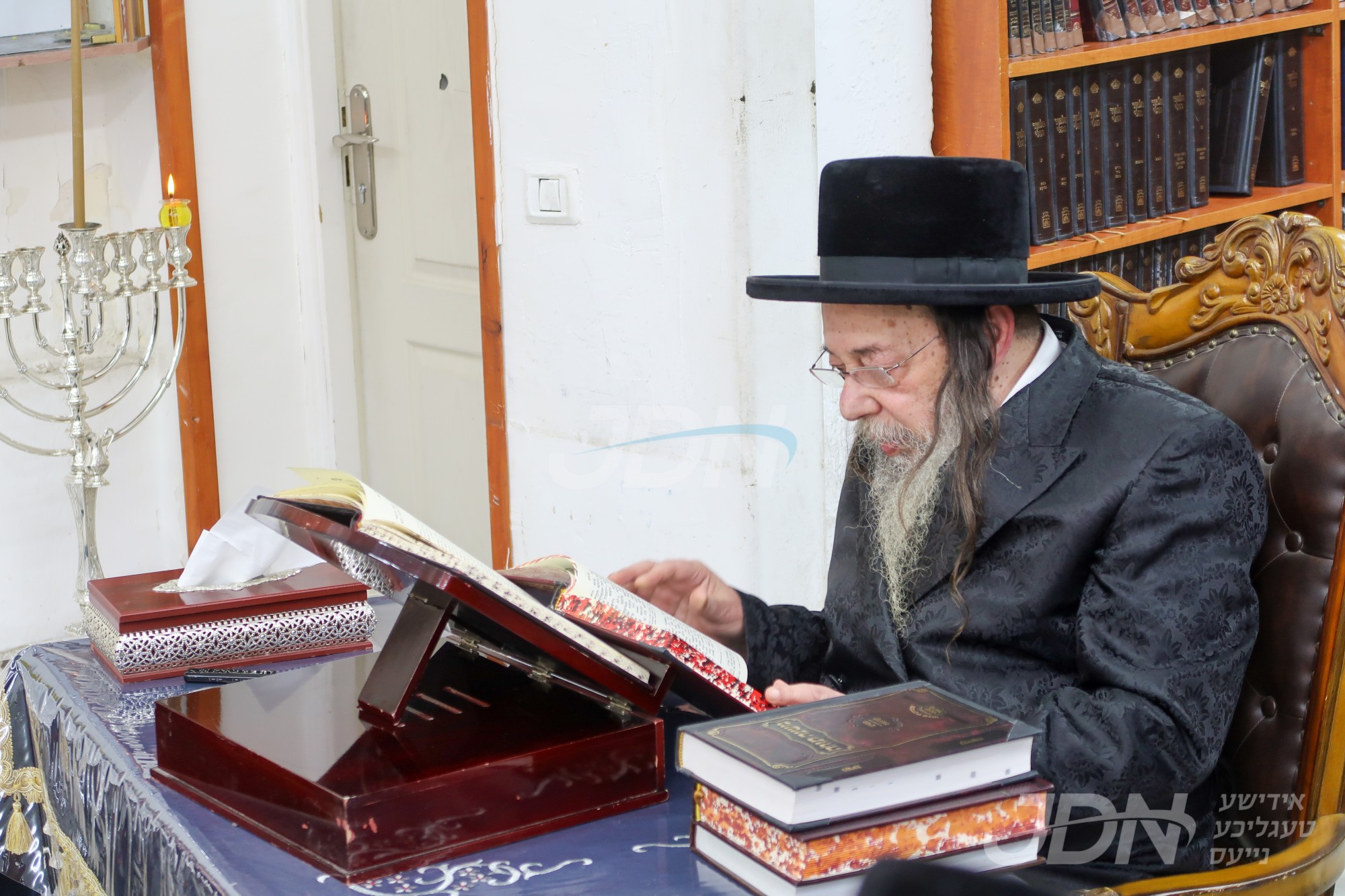 האדמו&quot;ר מזוועהיל ביי הדלקת נרות חנוכה