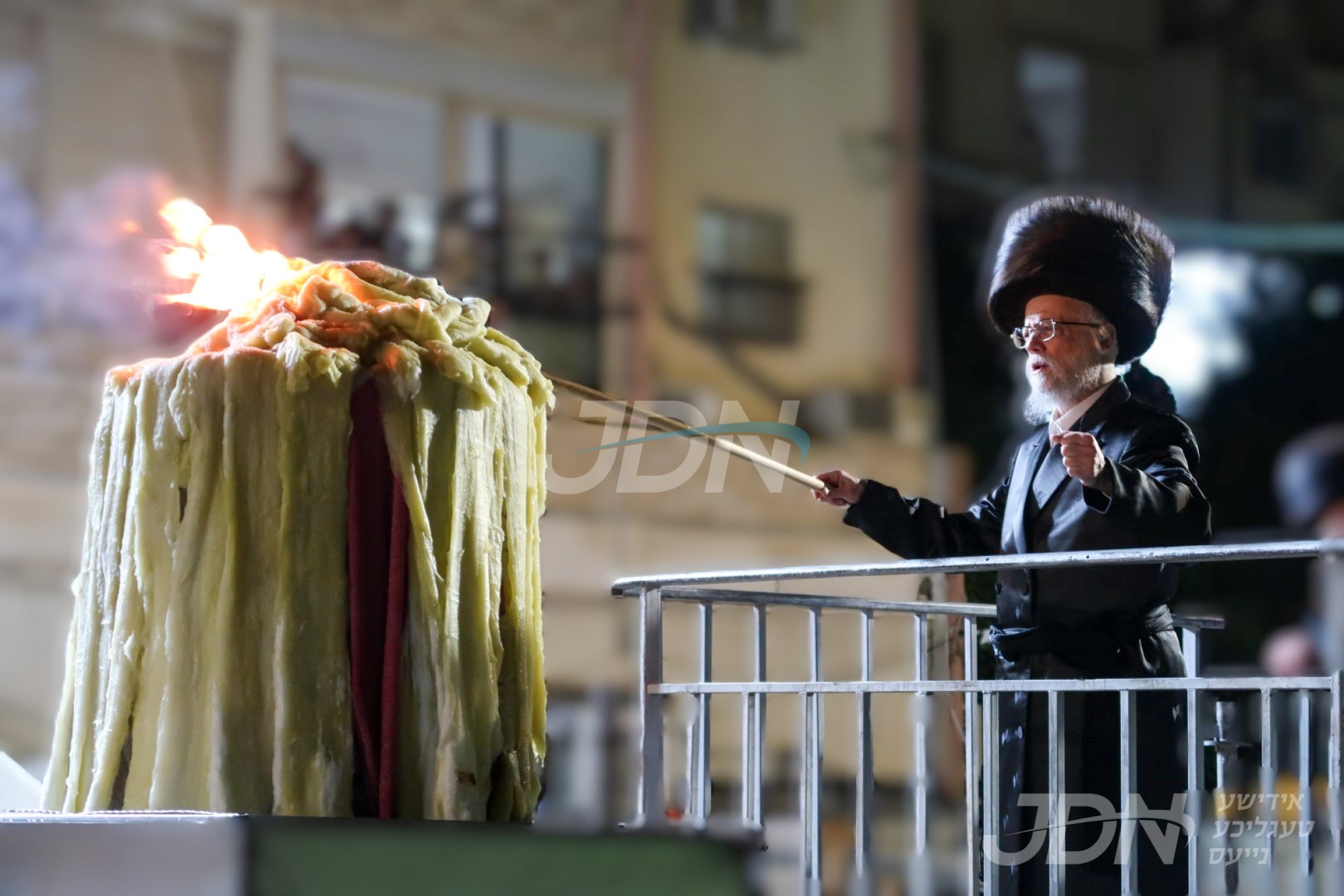 הדלקה און טיש ל&quot;ג בעומר אין חצר הקודש סערט וויזניץ