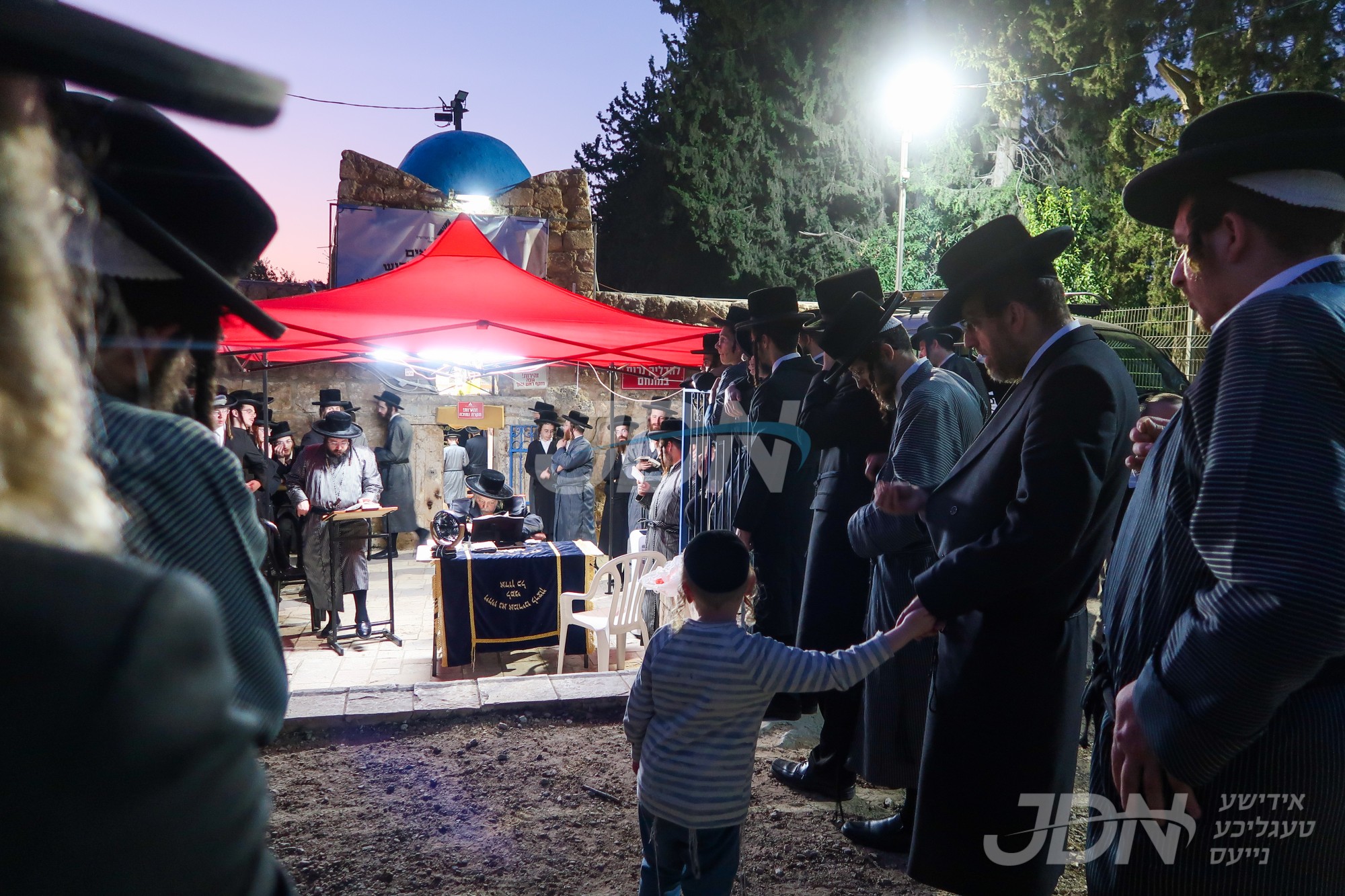 האדמו&quot;ר מתולדות אברהם יצחק איז מתפלל ביי קבר רבי יהודה הנשיא