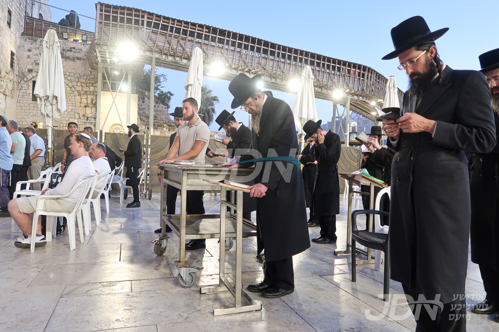 האדמו&quot;ר מתולדות יהודה סטוטשין איז מתפלל ביים כותל המערבי