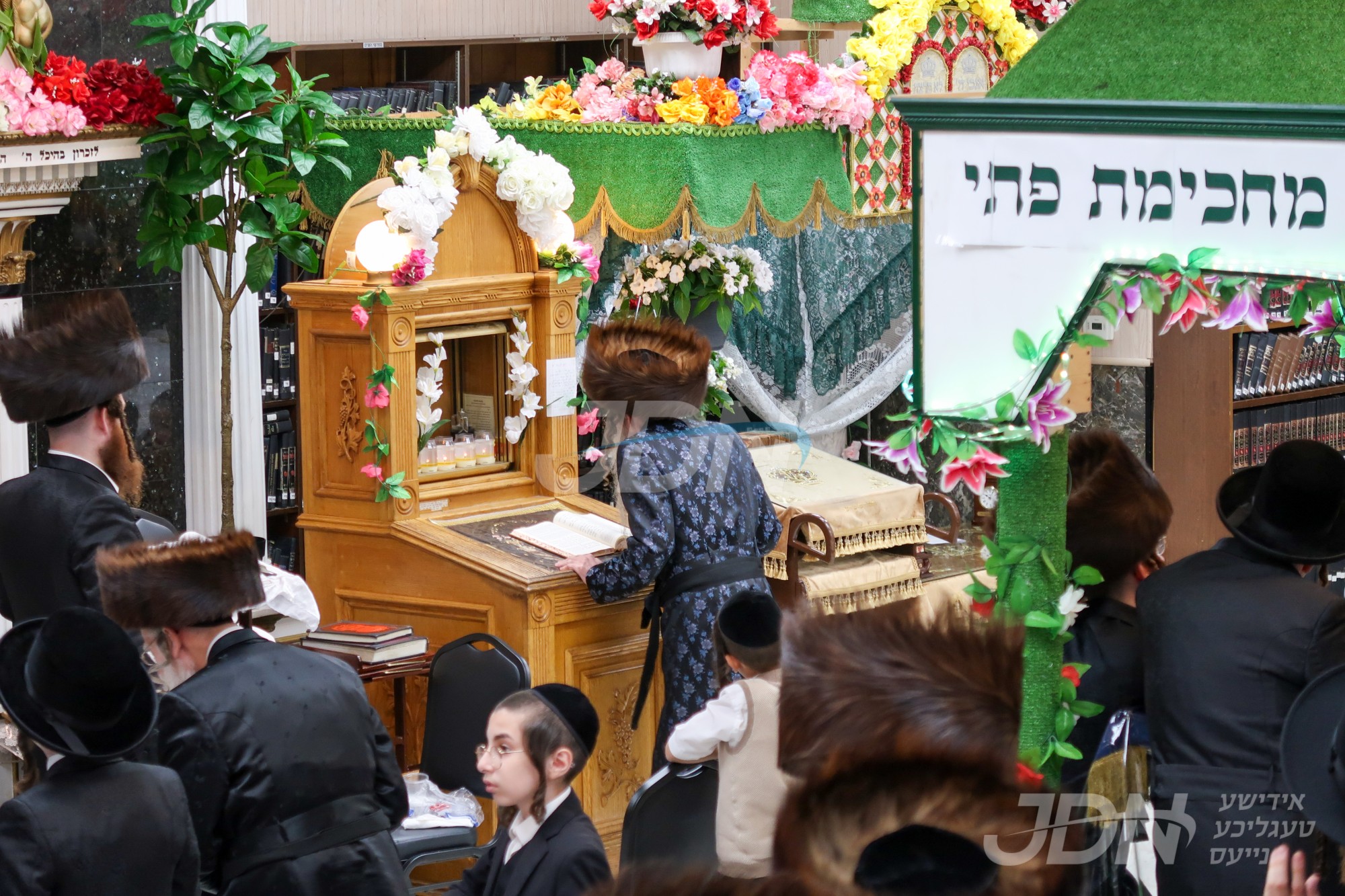 מוצאי שבועות אין חצר הקודש צאנז זוועהיל