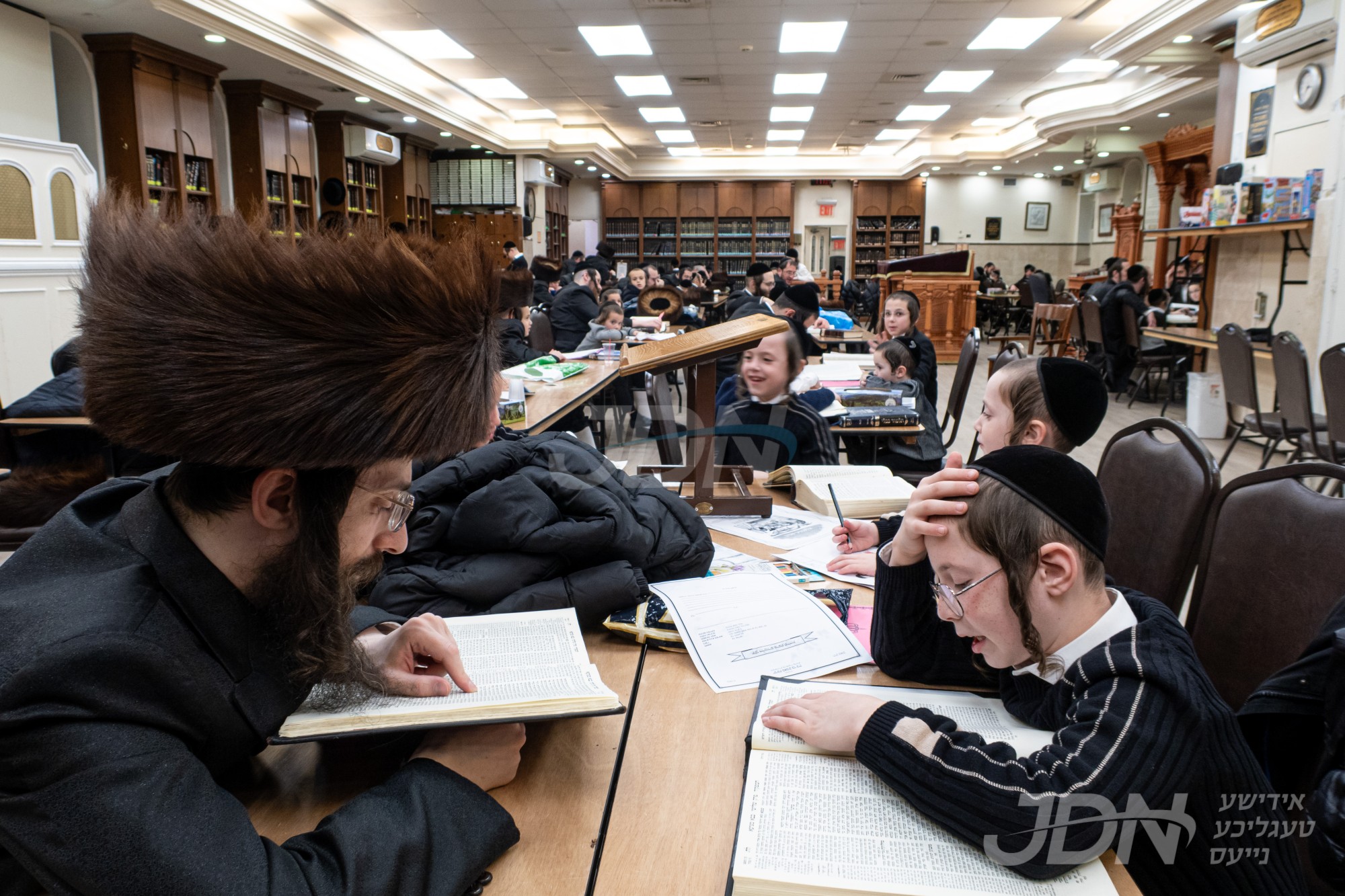 אבות ובנים אין ביהמ&quot;ד זמיגראד אין בארא פארק