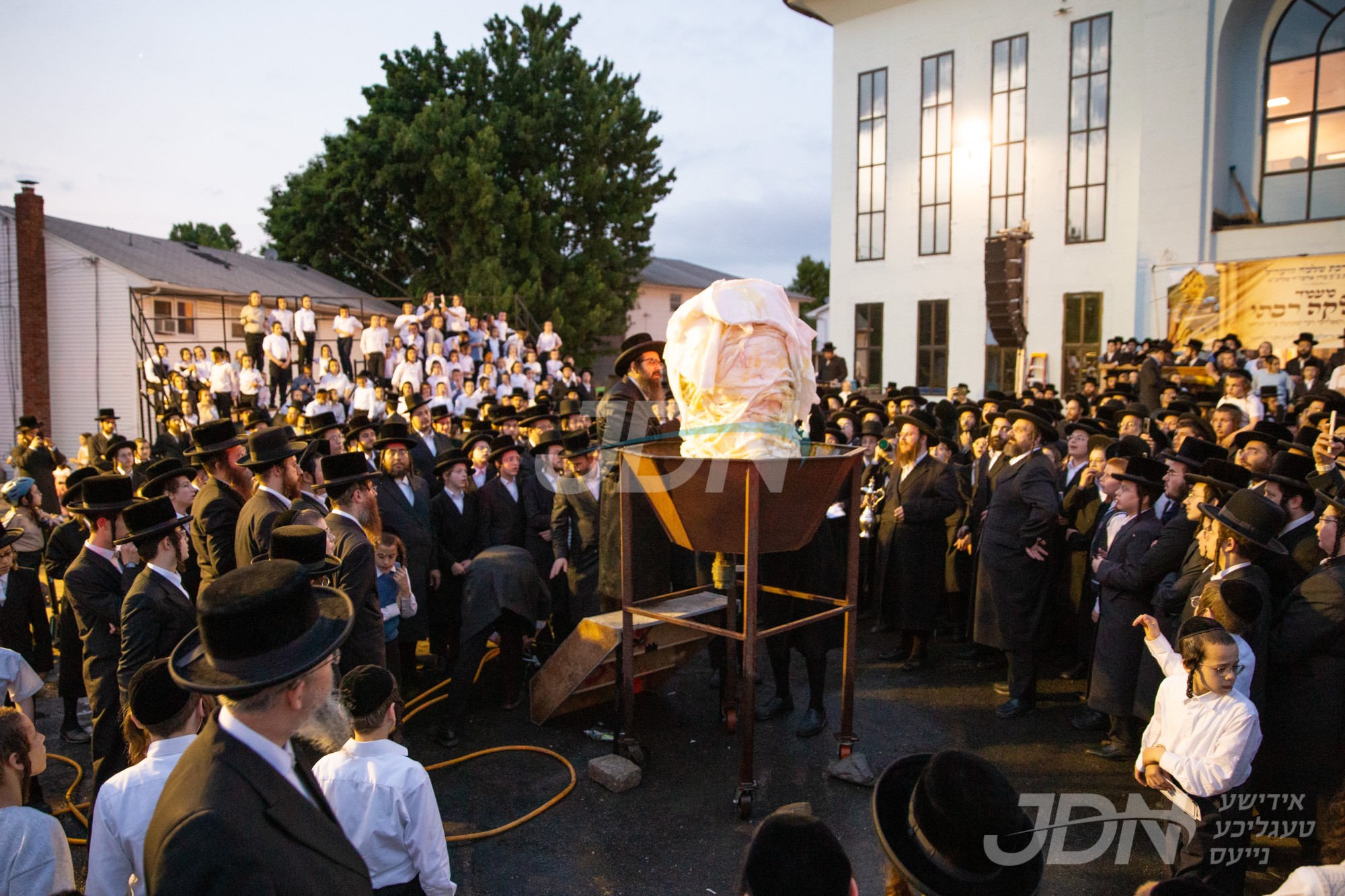 הדלקה און טיש ל&quot;ג בעומר אין חצר הקודש זוועהיל ארה&quot;ב