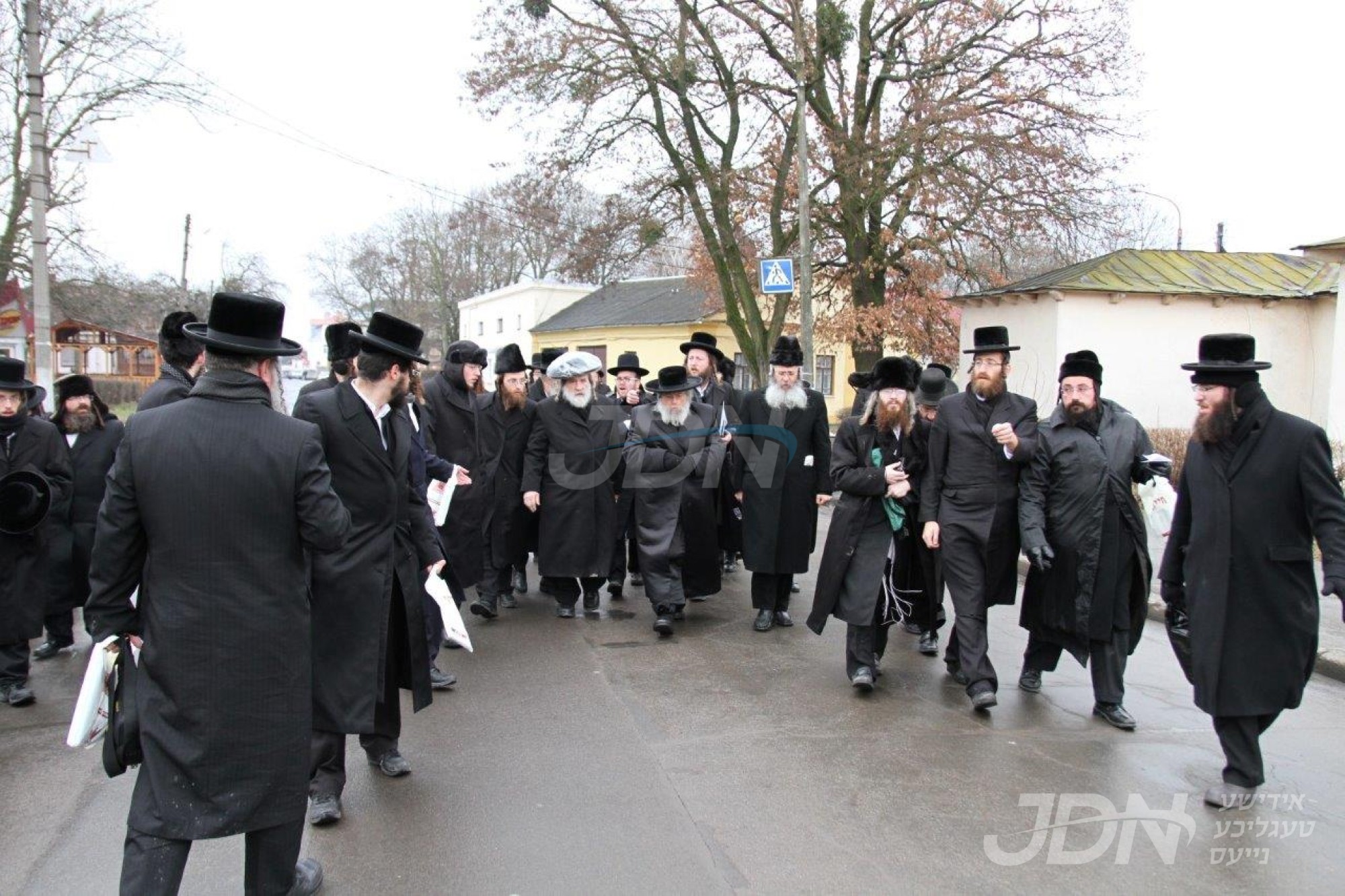 האדמו&quot;ר מפינסק קארלין נעמט אונטער מסע הקודש קיין קערעסטיר אונגארן