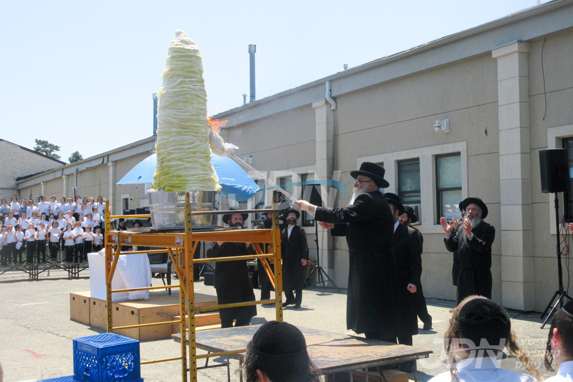 האדמו&quot;ר מראחמיסטריווקא פון לעיקוואד ביים הדלקה ל&quot;ג בעומר מיט די ילדי התלמוד תורה