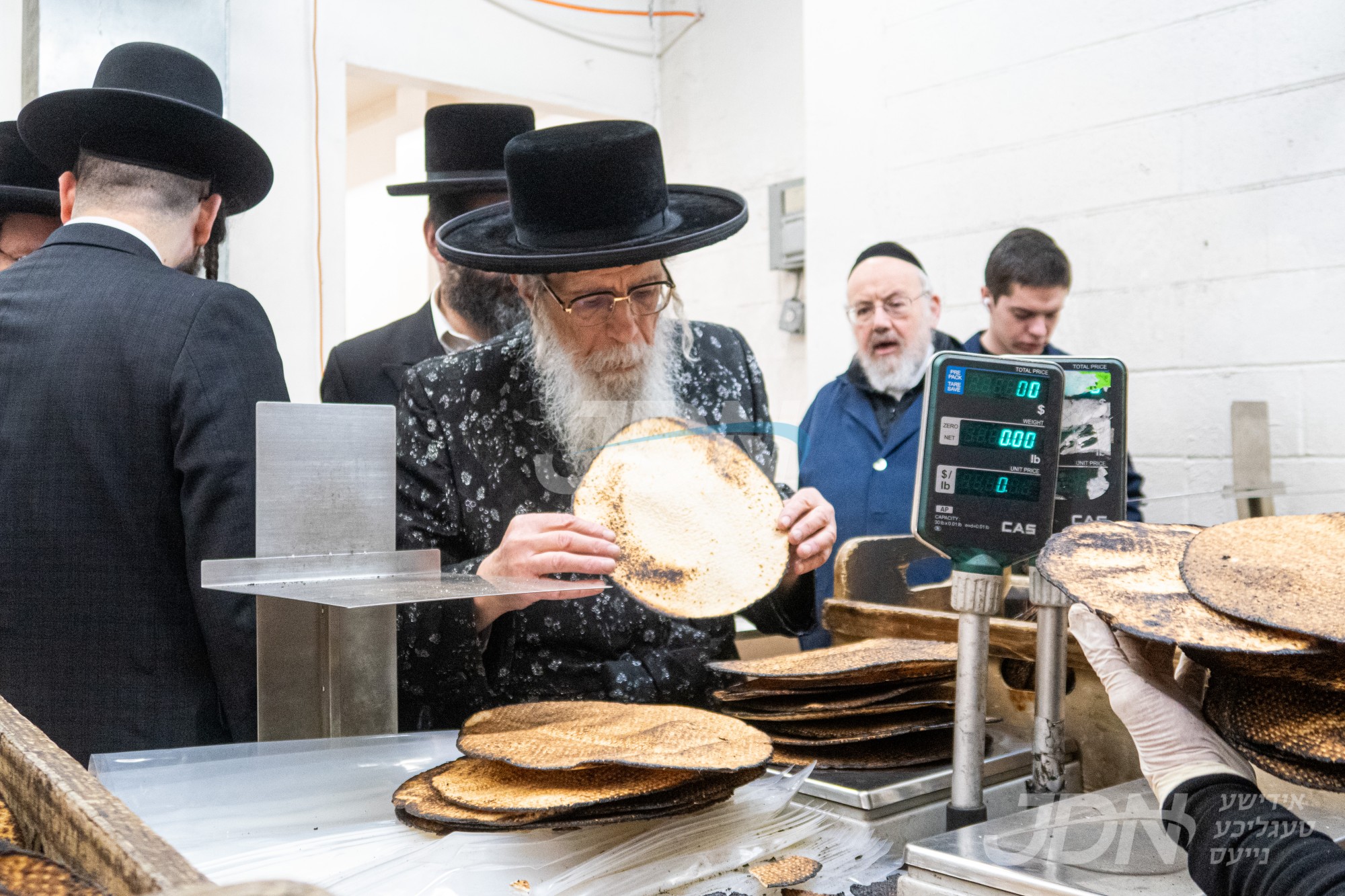 האדמו&quot;ר מדינוב ביים באקן מצות פאר יו&quot;ט פסח הבעל&quot;ט