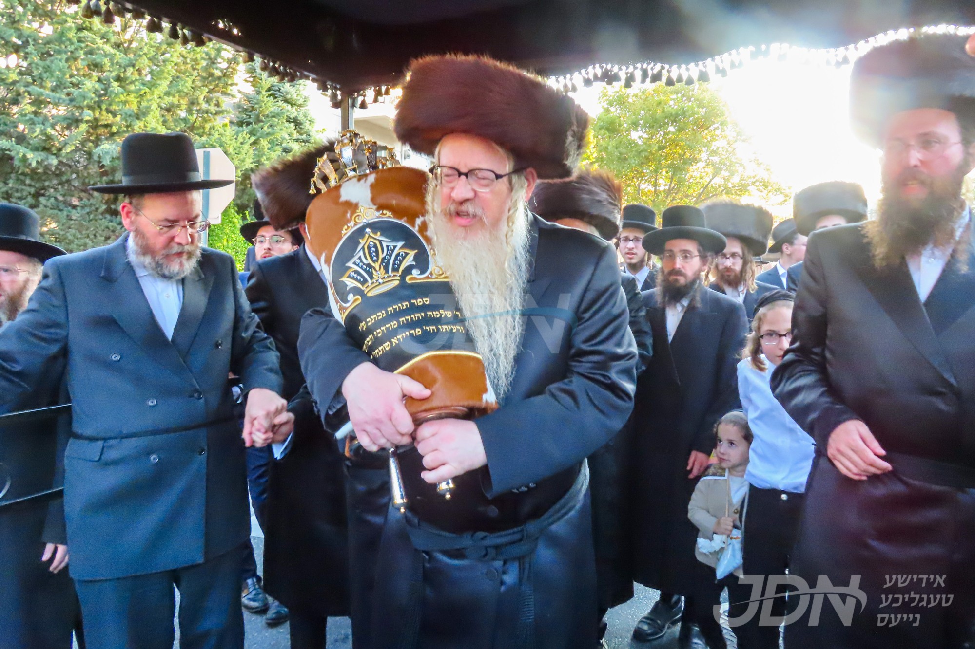 הכנסת ספר תורה צו ביהמ&quot;ד בלאזוב ריבאטיטש אין בארא פארק