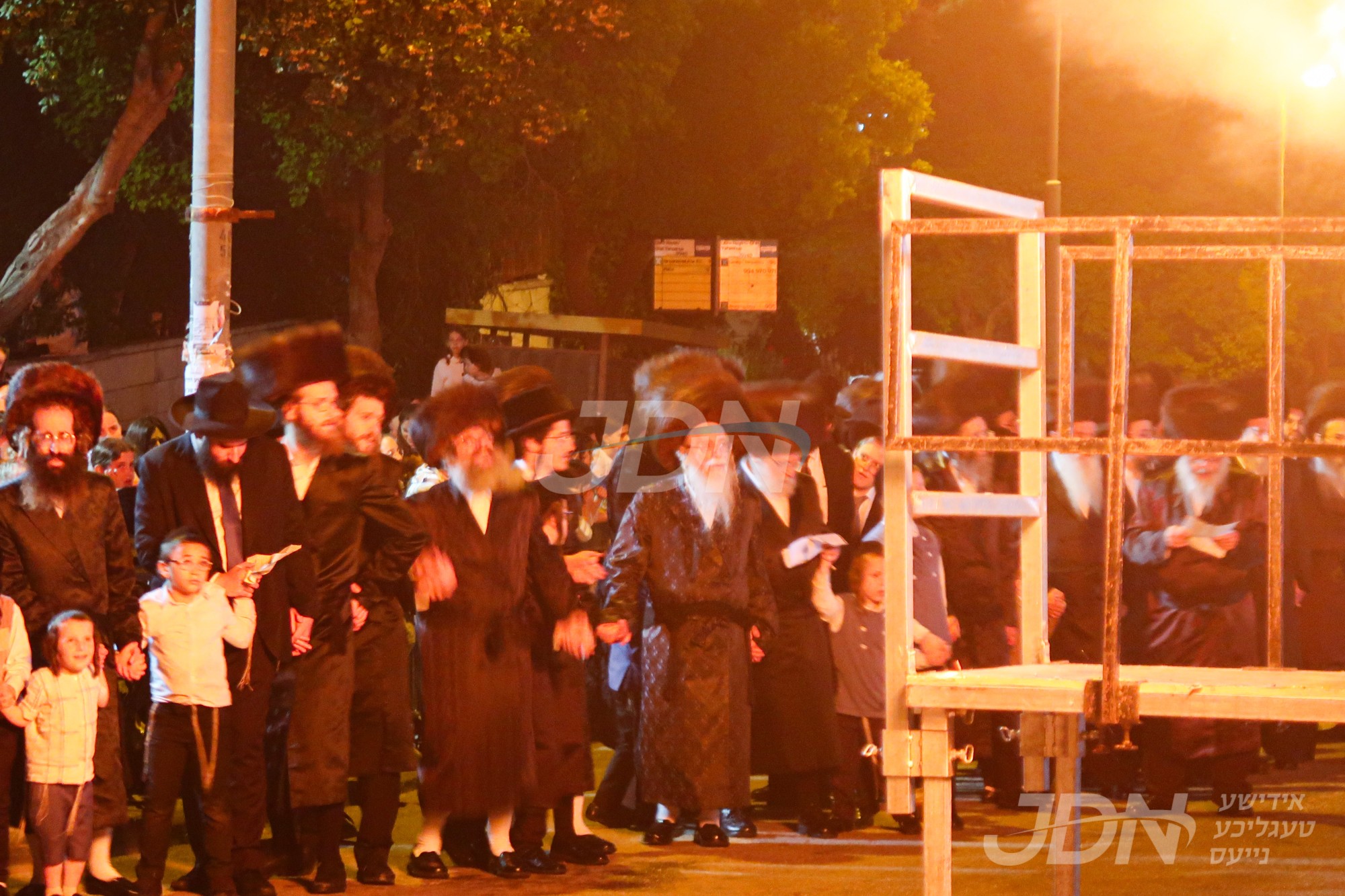 גאב&quot;ד קרית צאנז ירושלים ביים הדלקה ל&quot;ג בעומר