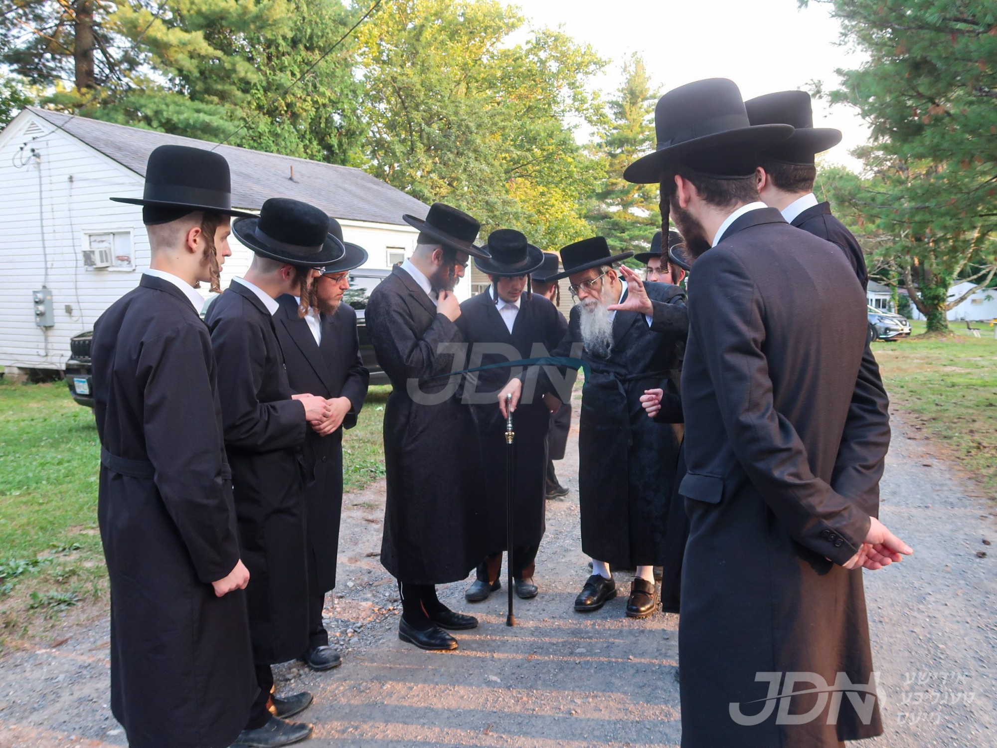 האדמו&quot;ר מדינוב אין מחנה שער יששכר דינוב