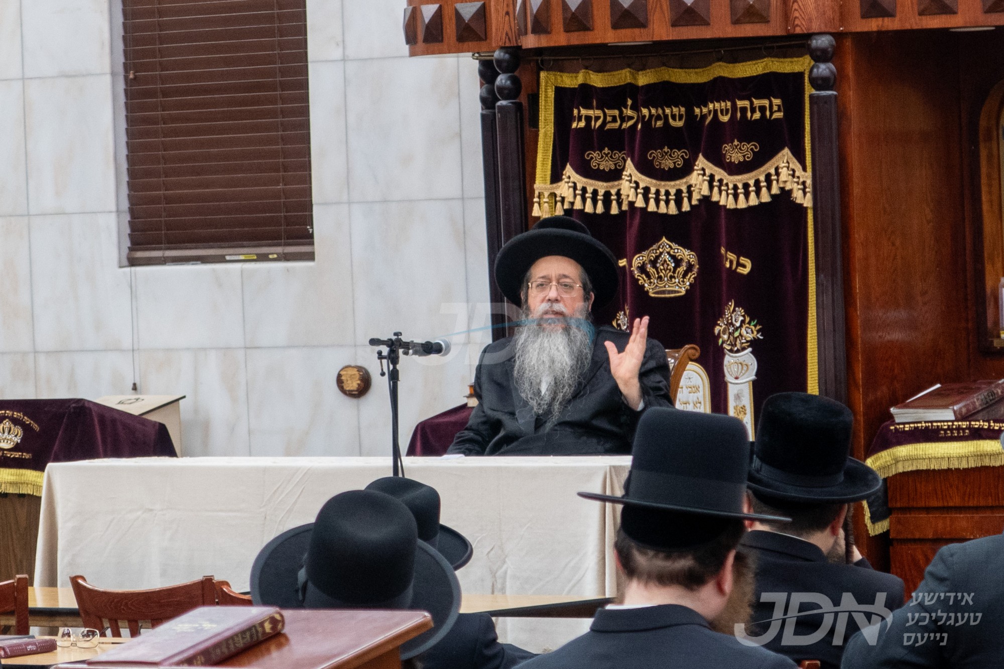 האדמו&quot;ר משבט הלוי טרעט אויף אין בארא פארק לקראת די ימי הרחמים והרצון