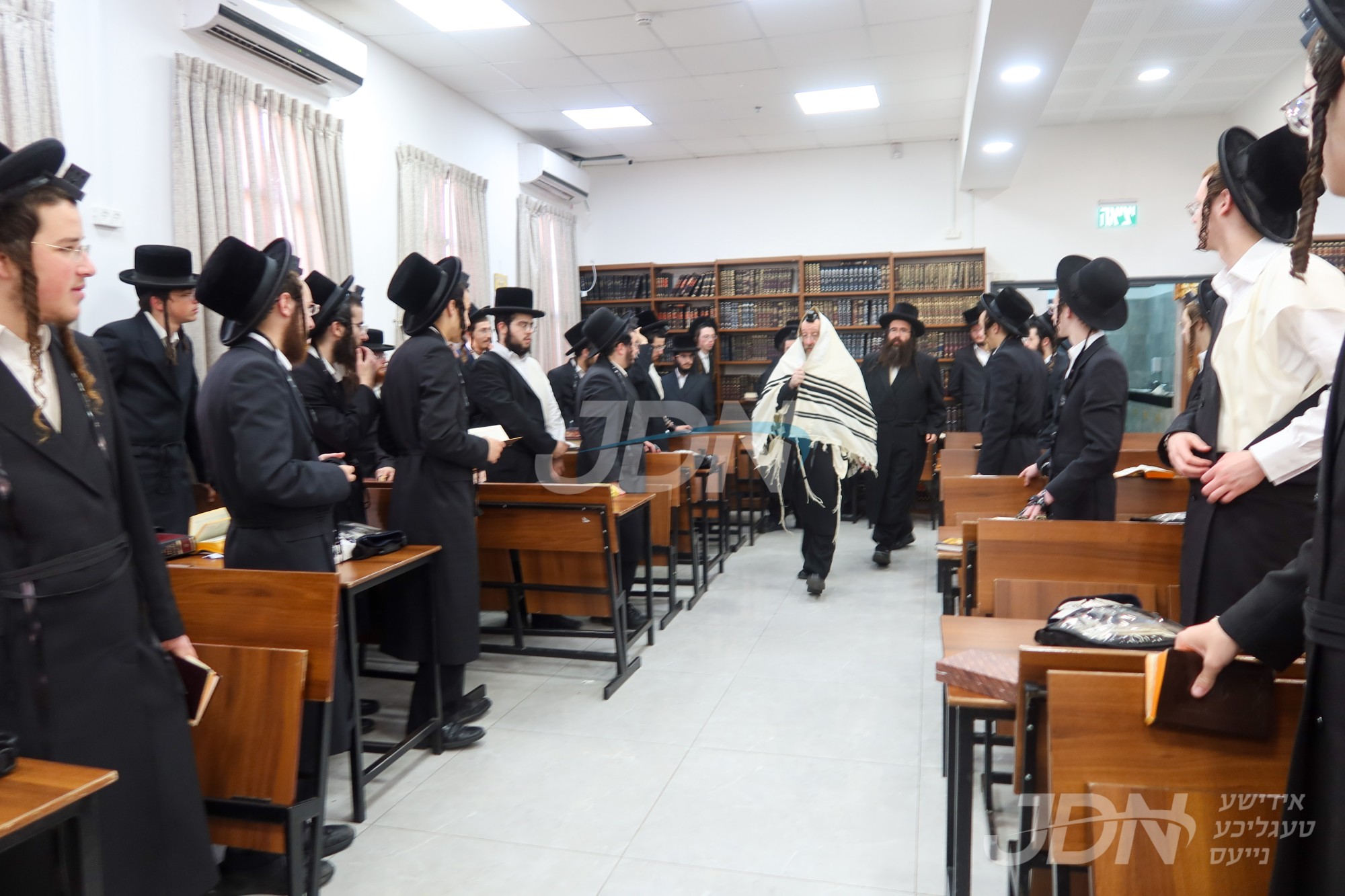 האדמו&quot;ר מביאלא באזוכט אין ישיבת ביאלא אין אלעד