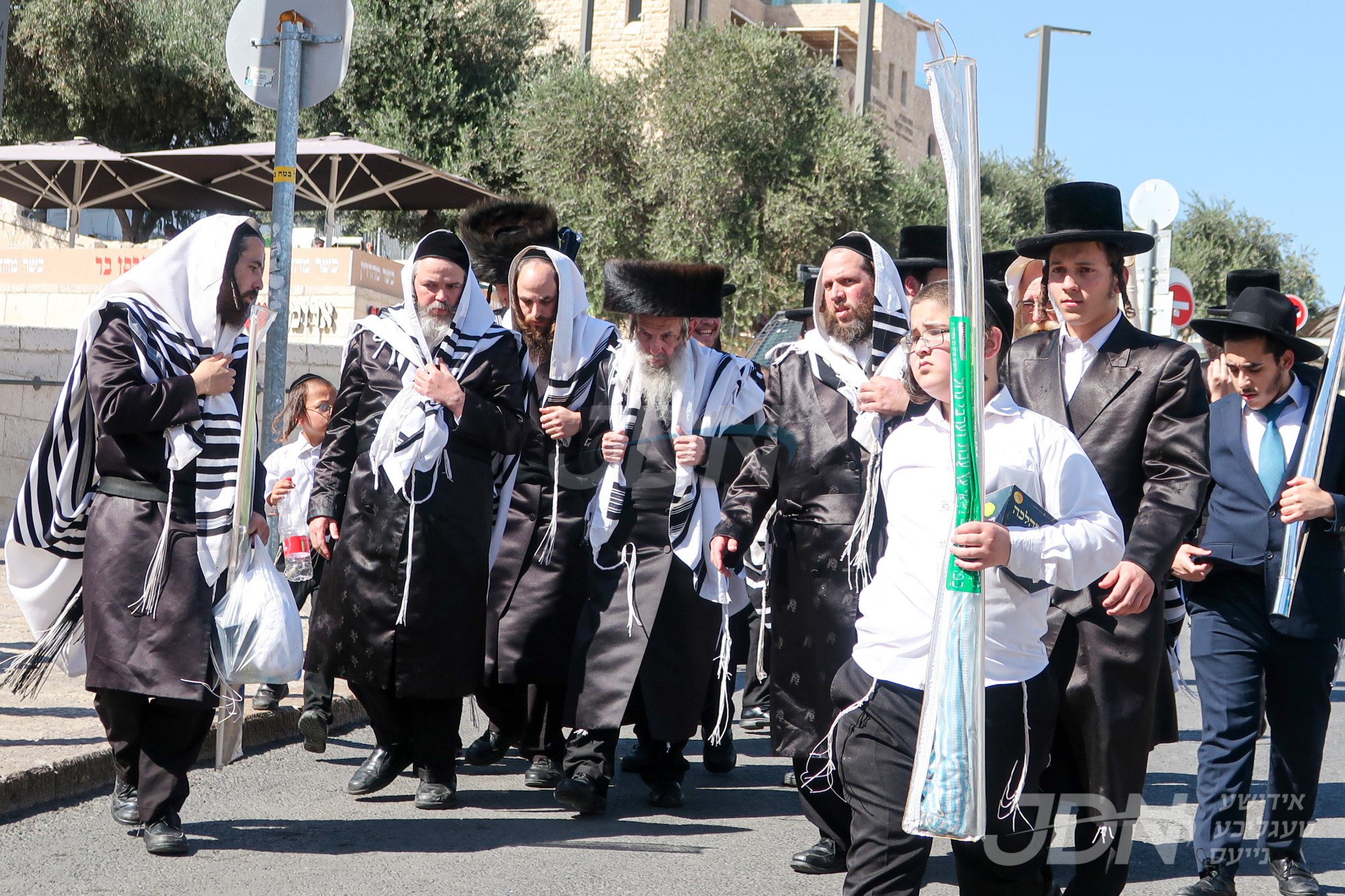 סוכות אין חצר הקודש סלאנים