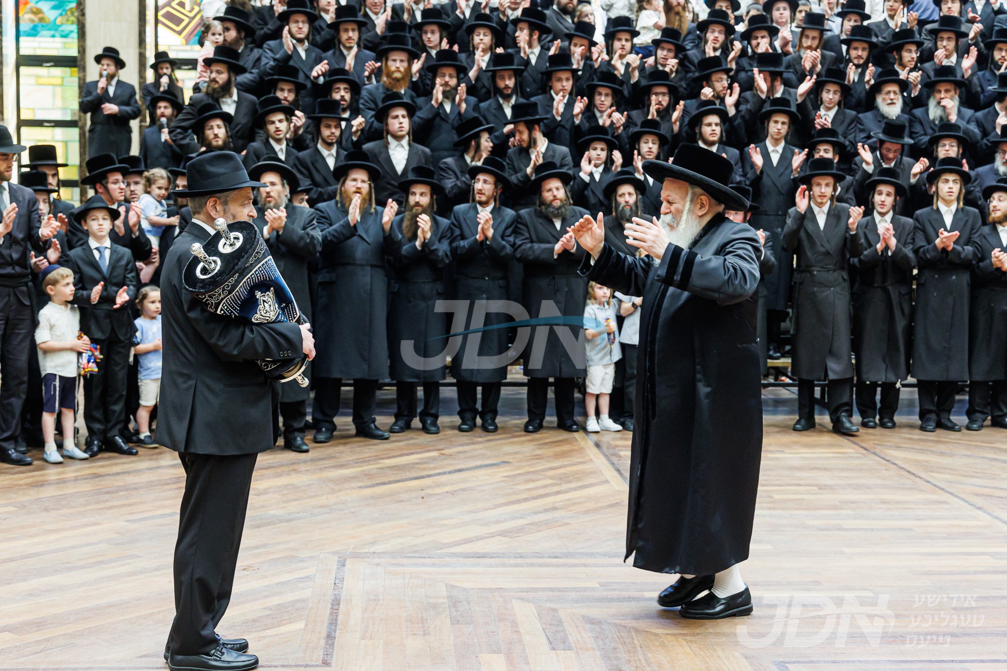 הכנסת ספר תורה צו ביהמ&quot;ד הגדול באבוב אין בארא פארק