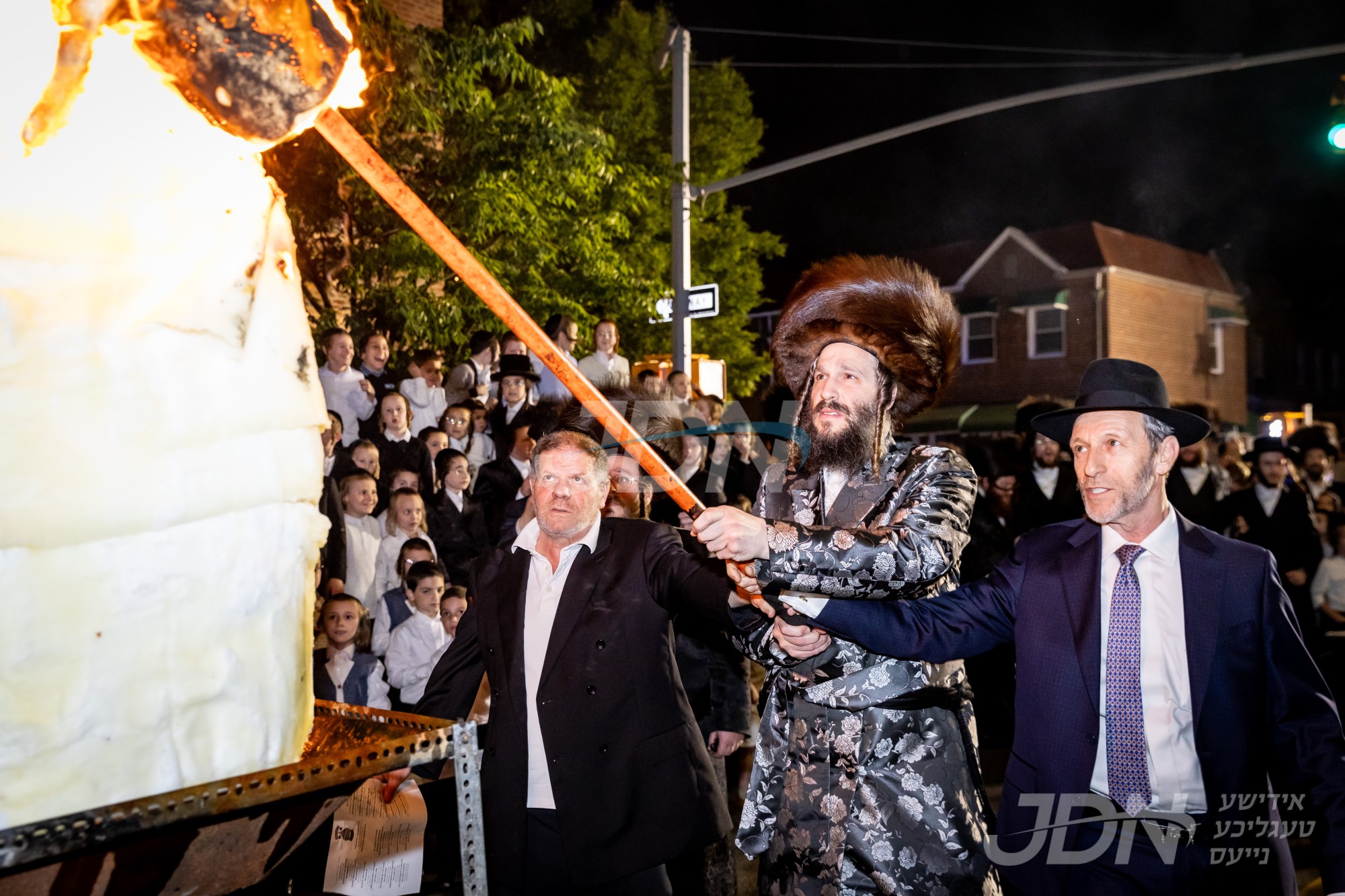 הדלקה און טיש ל&quot;ג בעומר אין חצר הקודש אלעסק