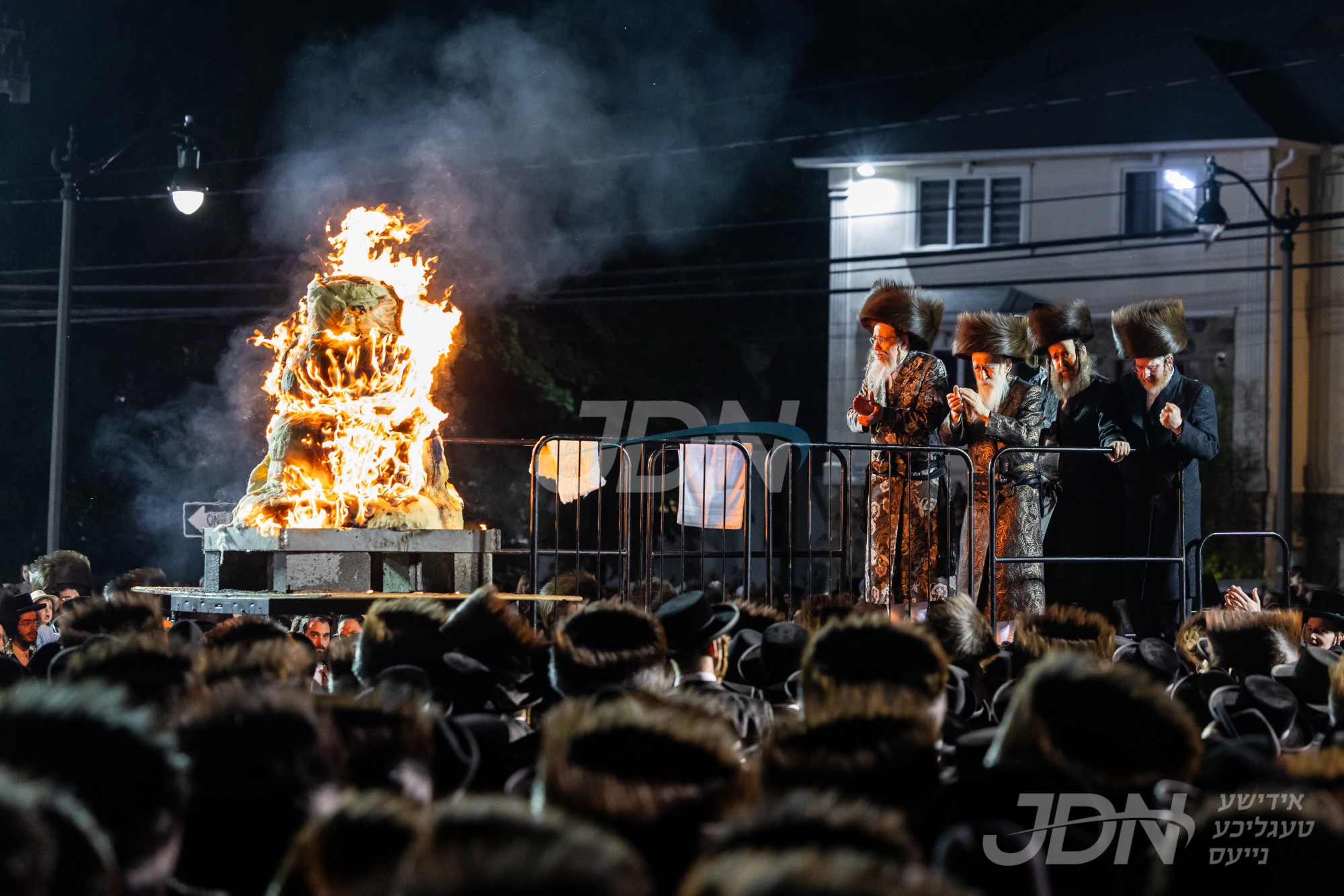 הדלקה ל&quot;ג בעומר ביי גאב&quot;ד סאטמאר מאנסי, בהשתתפות אביו האדמו&quot;ר מבית חיים יהושע