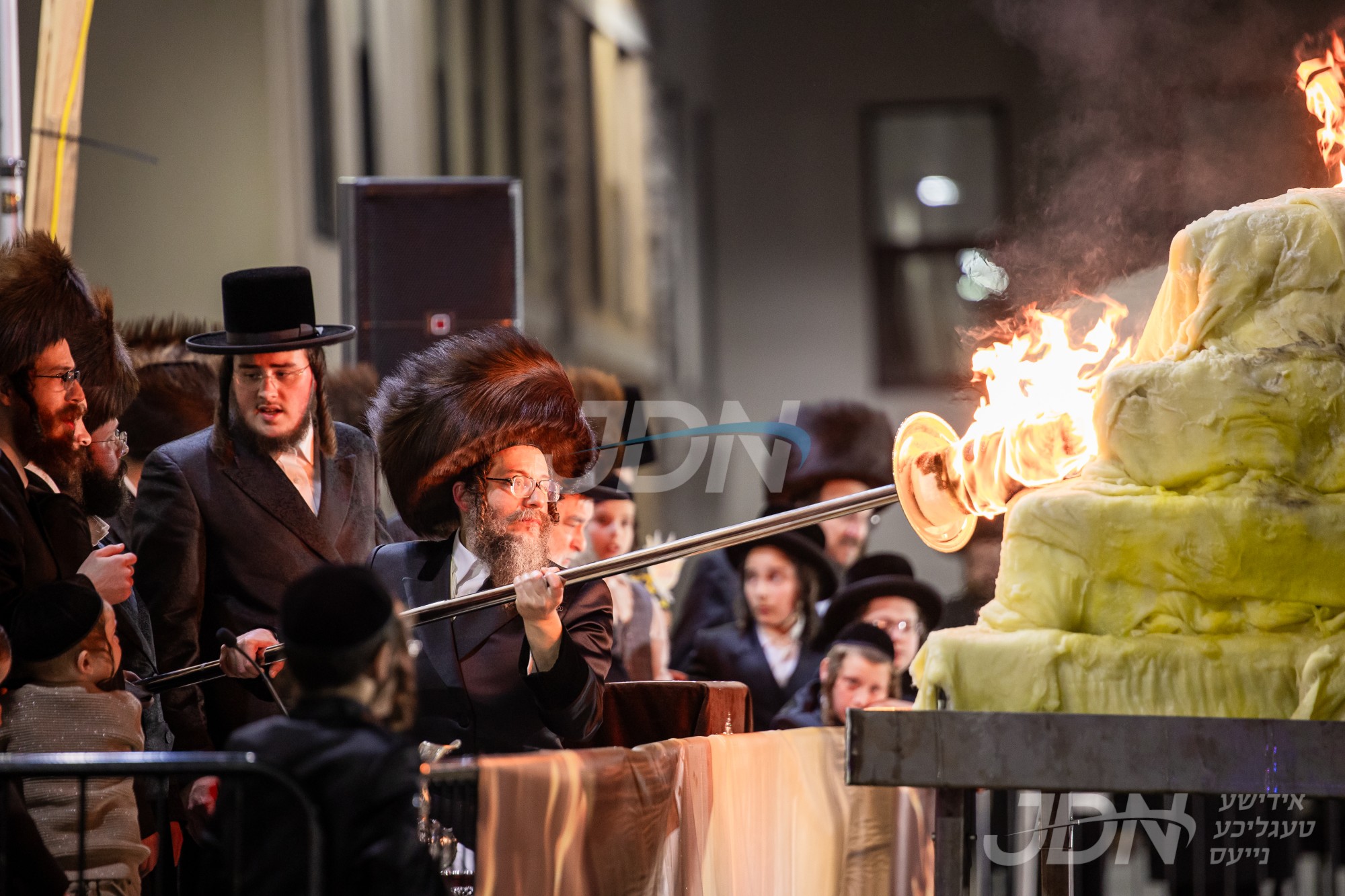 הדלקה ל&quot;ג בעומר אין חצר הקודש סקולען לעיקוואד