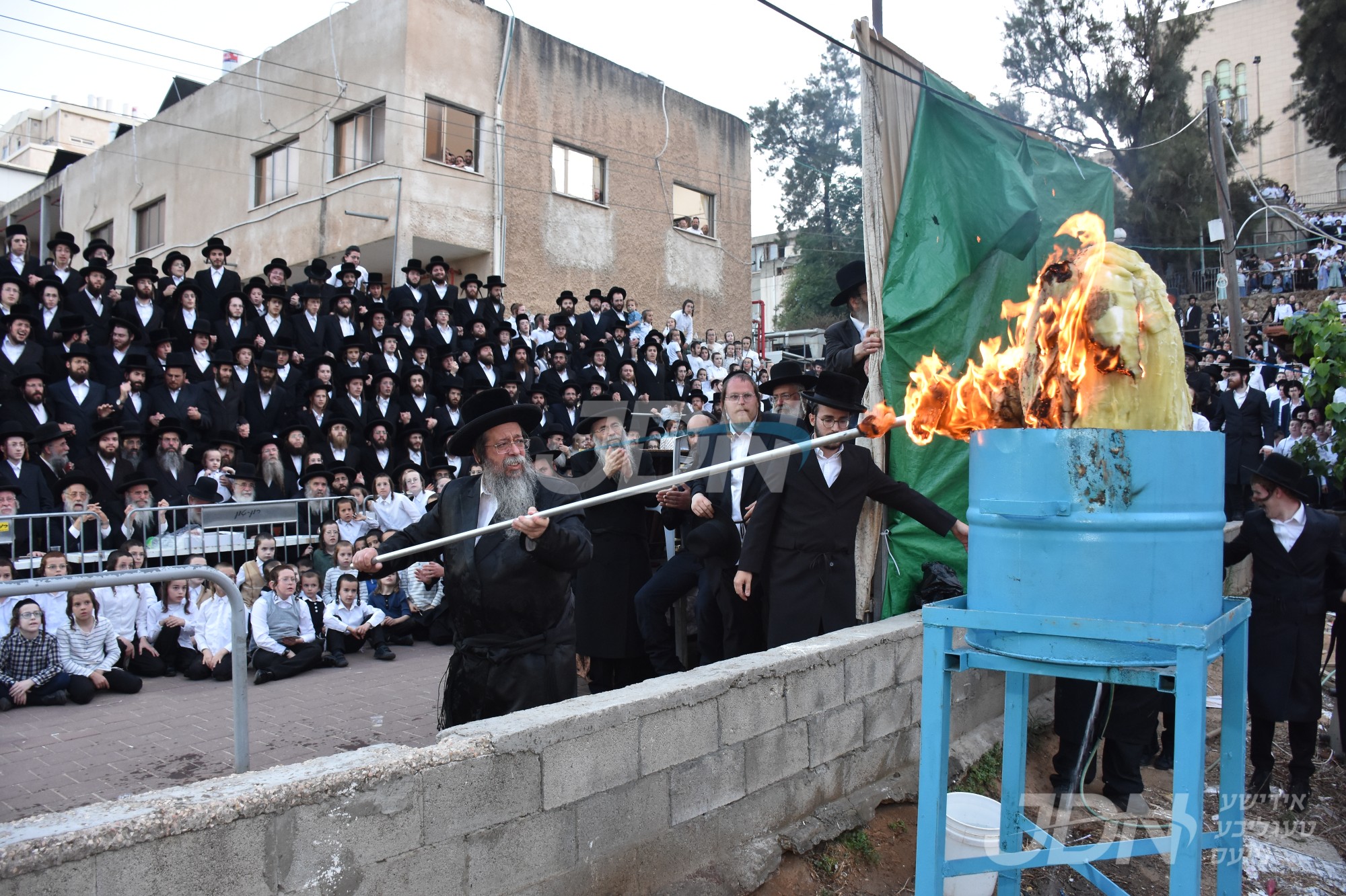 הדלקה ל&quot;ג בעומר אין חצר הקודש שבט הלוי