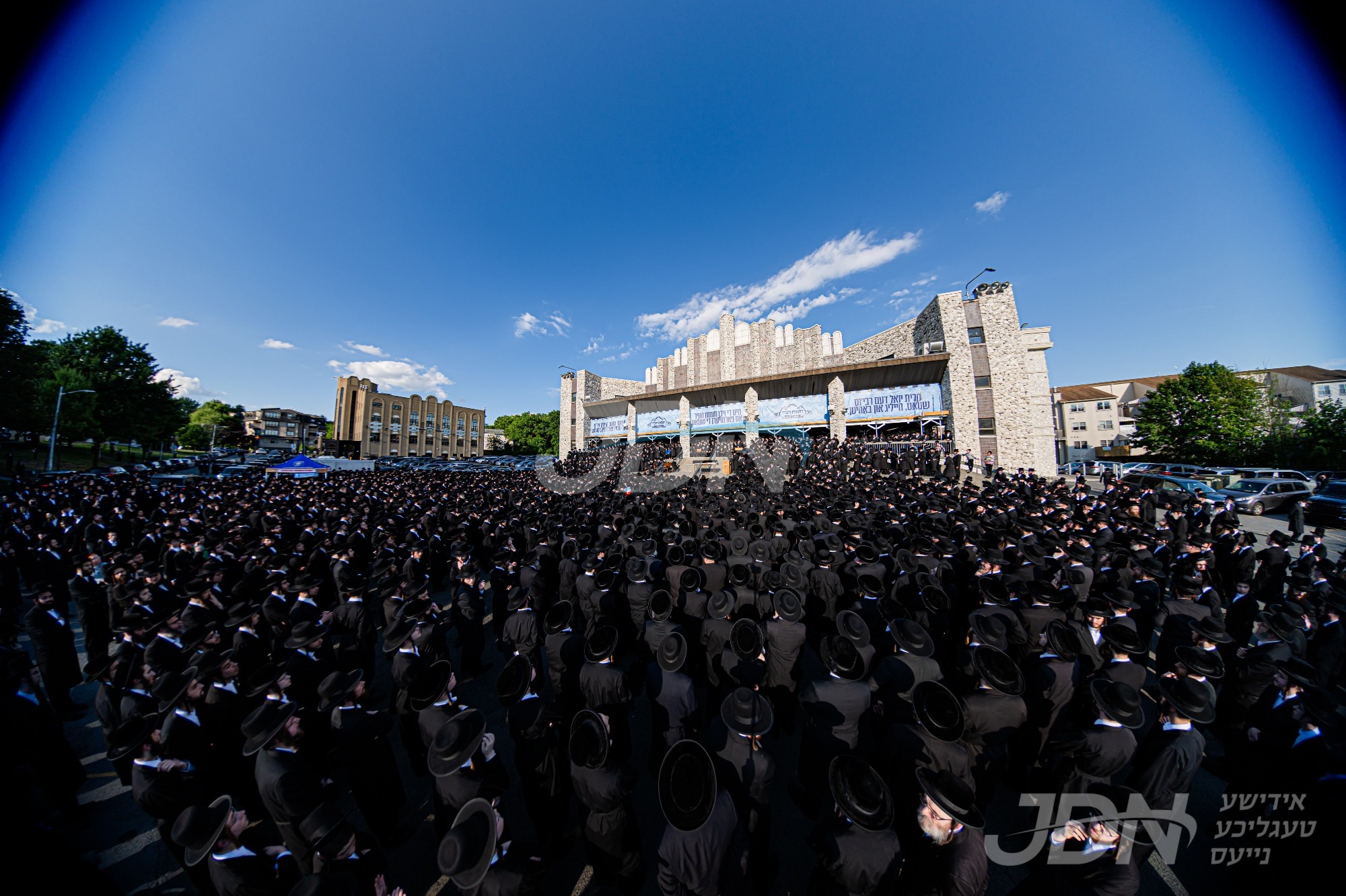 מסע הלוויה פון הגה&quot;צ בעל סייעתא דשמיא זצ&quot;ל פארנט פון ביהמ&quot;ד הגדול אין קרית יואל