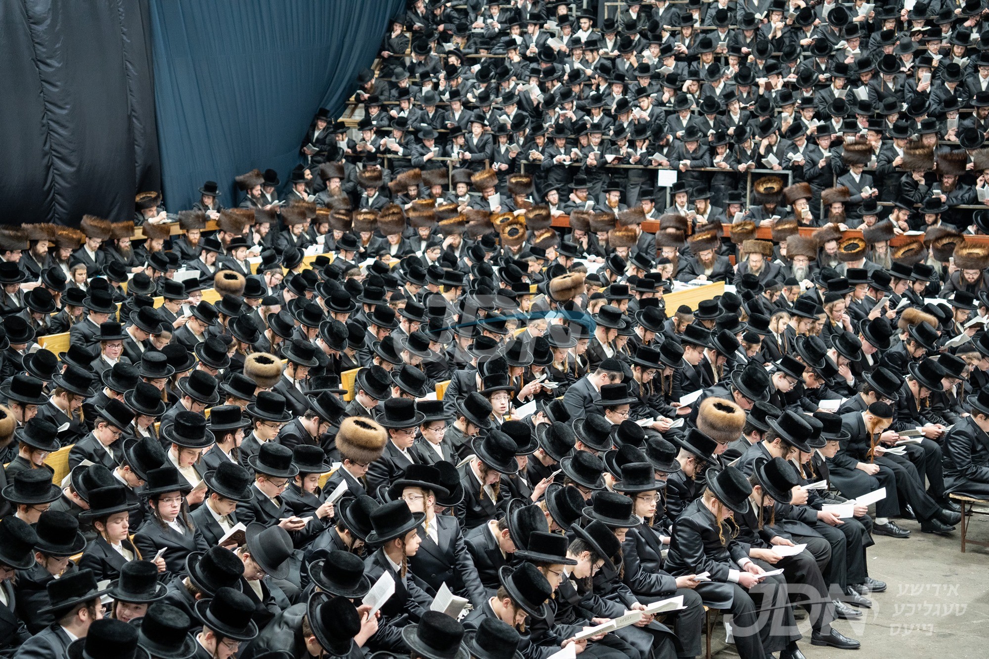 נייעס: בני כ&quot;ק אדמו&quot;ר מסקווירא שליט&quot;א פאררופן אסיפה פאר אלע בחורי הישיבות