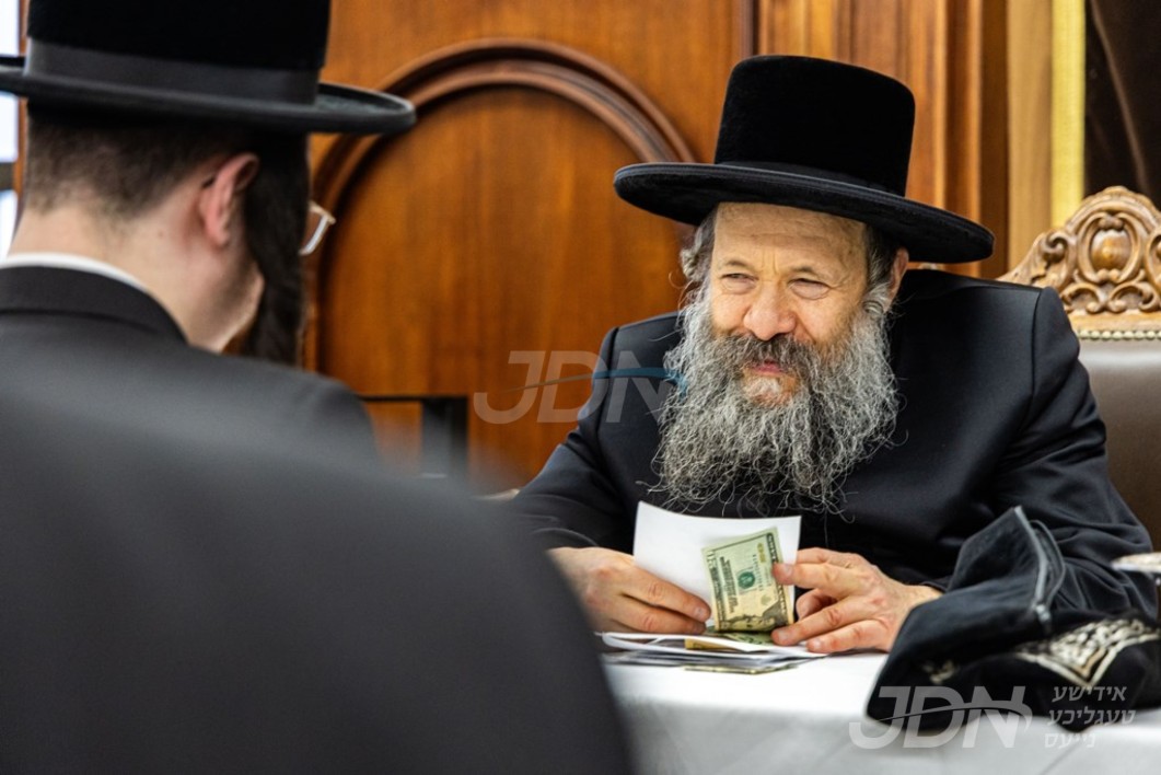 חסידי באבוב-45 ביים איבערגעבן קוויטלעך פאר האדמו"ר מבאבוב-45 איידערן זיך ארויסלאזן אין וועג צום שטאט צאנז צו די יומא דהילולא קדישא פון הרה"ק מצאנז זי"ע