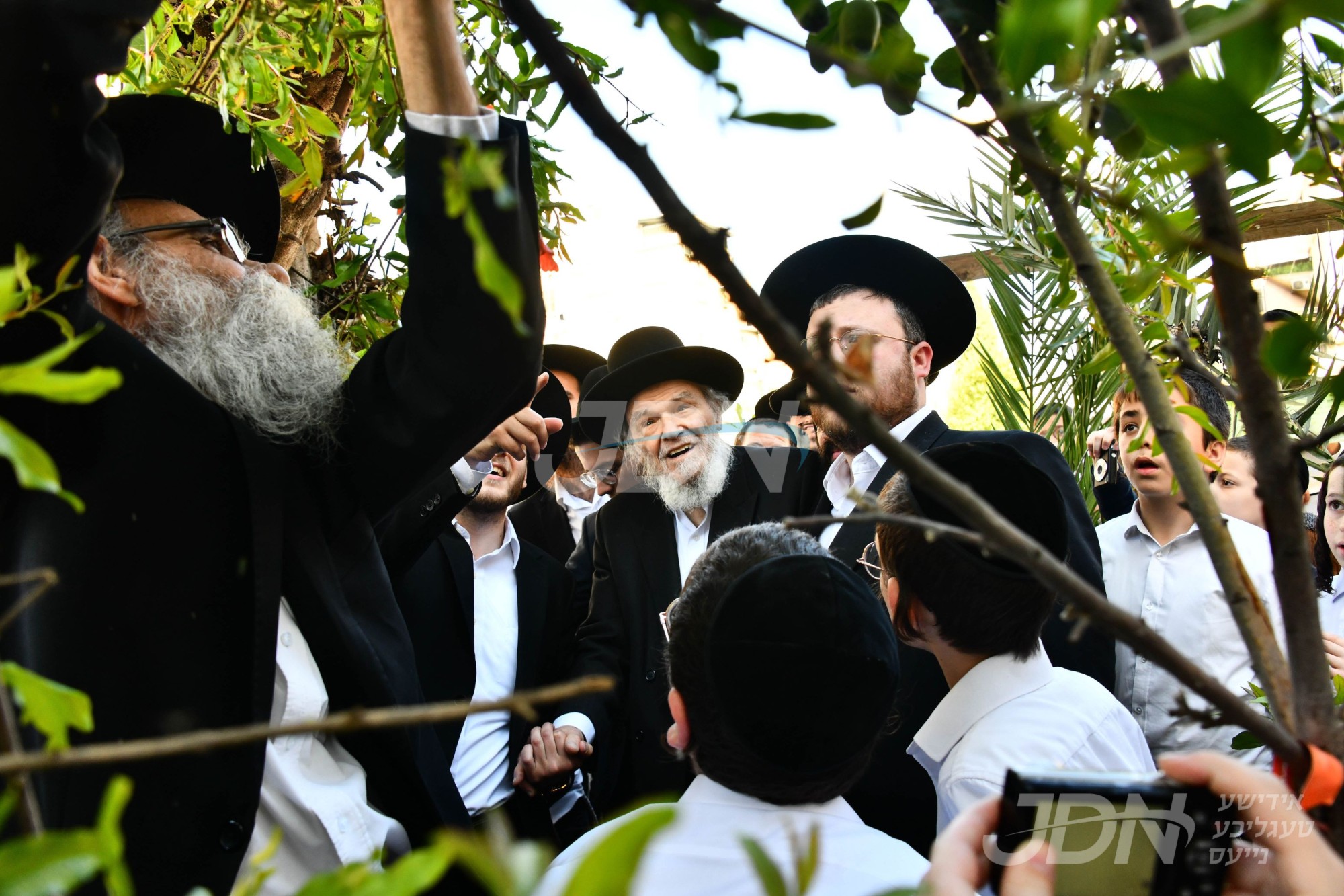 הגרמ&quot;ה הירש ר&quot;י סלבודקה ביי ברכת אילנות