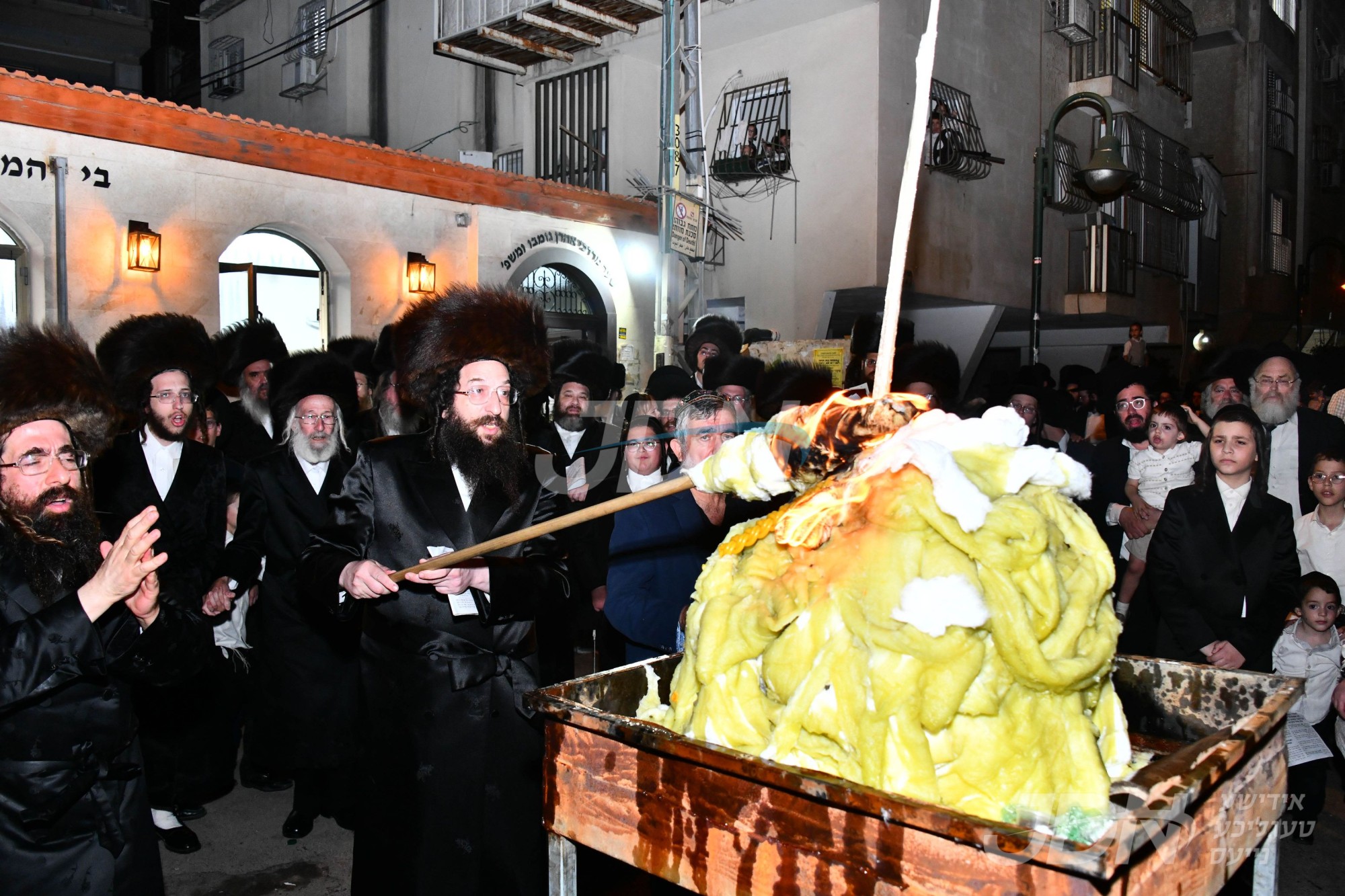 אב&quot;ד מאקאווא בני ברק ביים הדלקה ל&quot;ג בעומר