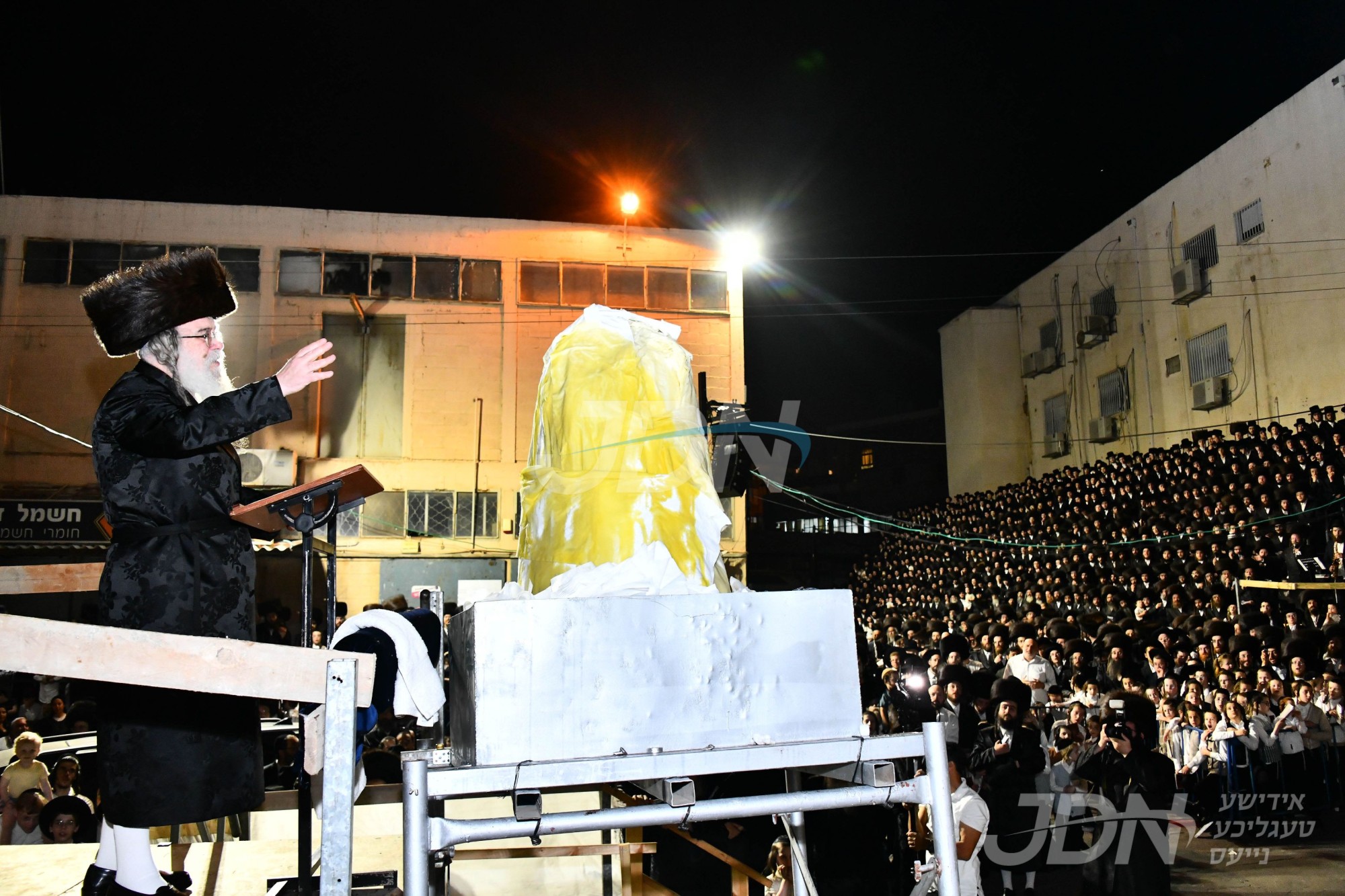 הדלקה ל&quot;ג בעומר אין חצר הקודש דאראג